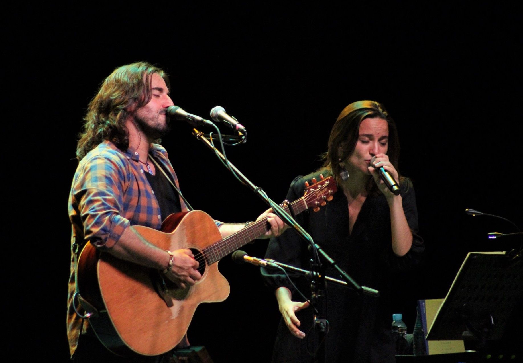 Judit Neddermann i Andrés Suárez en una interpretació conjunta al concert de Rubí. FOTO: Andrea Martínez