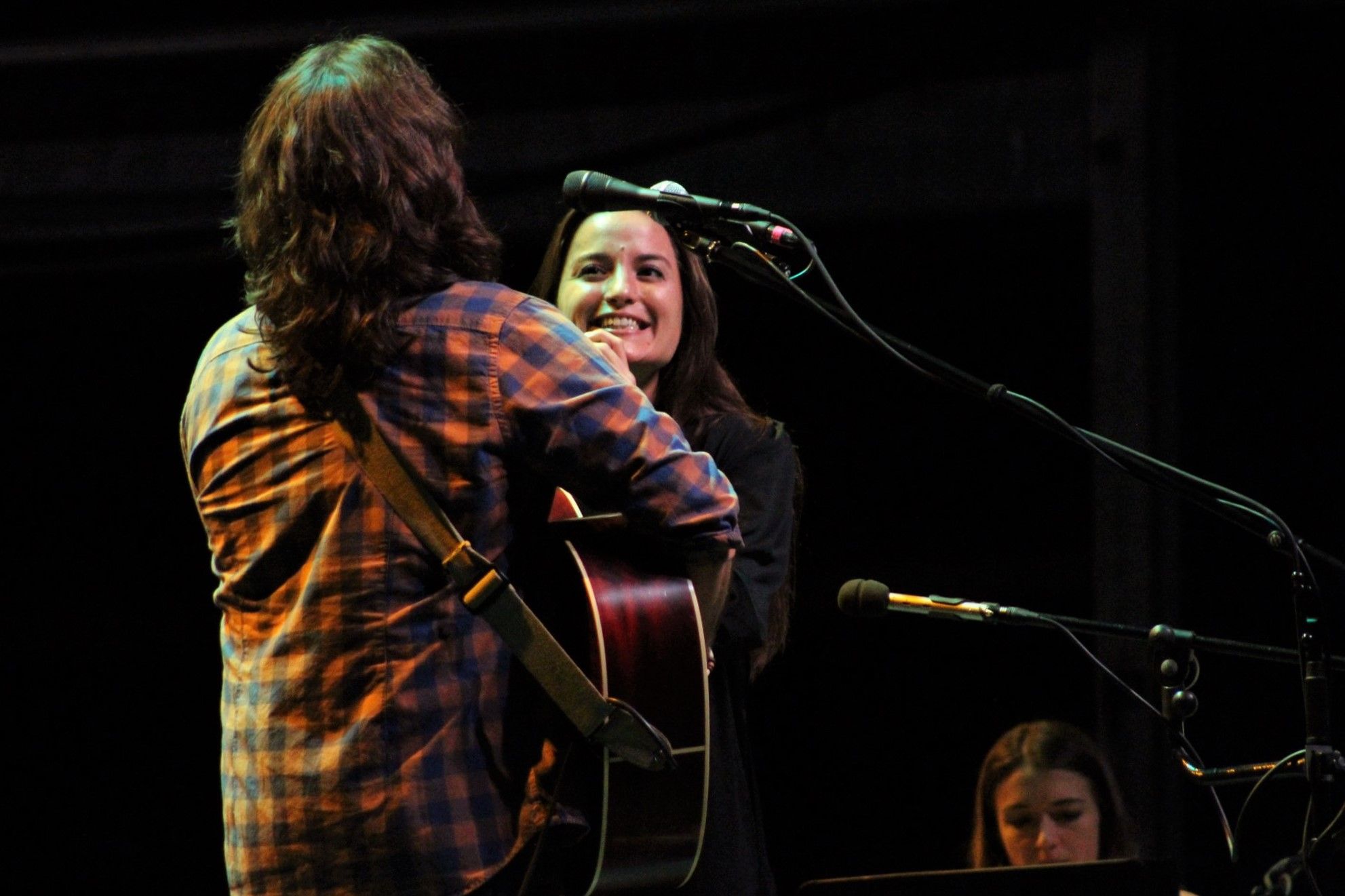 Judit Neddermann i Andrés Suárez en una interpretació conjunta al concert de Rubí. FOTO: Andrea Martínez