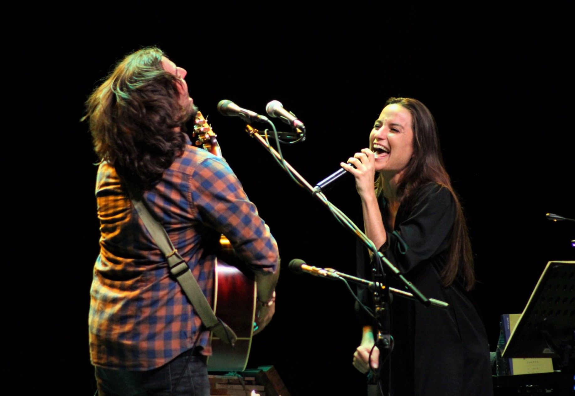 Judit Neddermann i Andrés Suárez en una interpretació conjunta al concert de Rubí. FOTO: Andrea Martínez