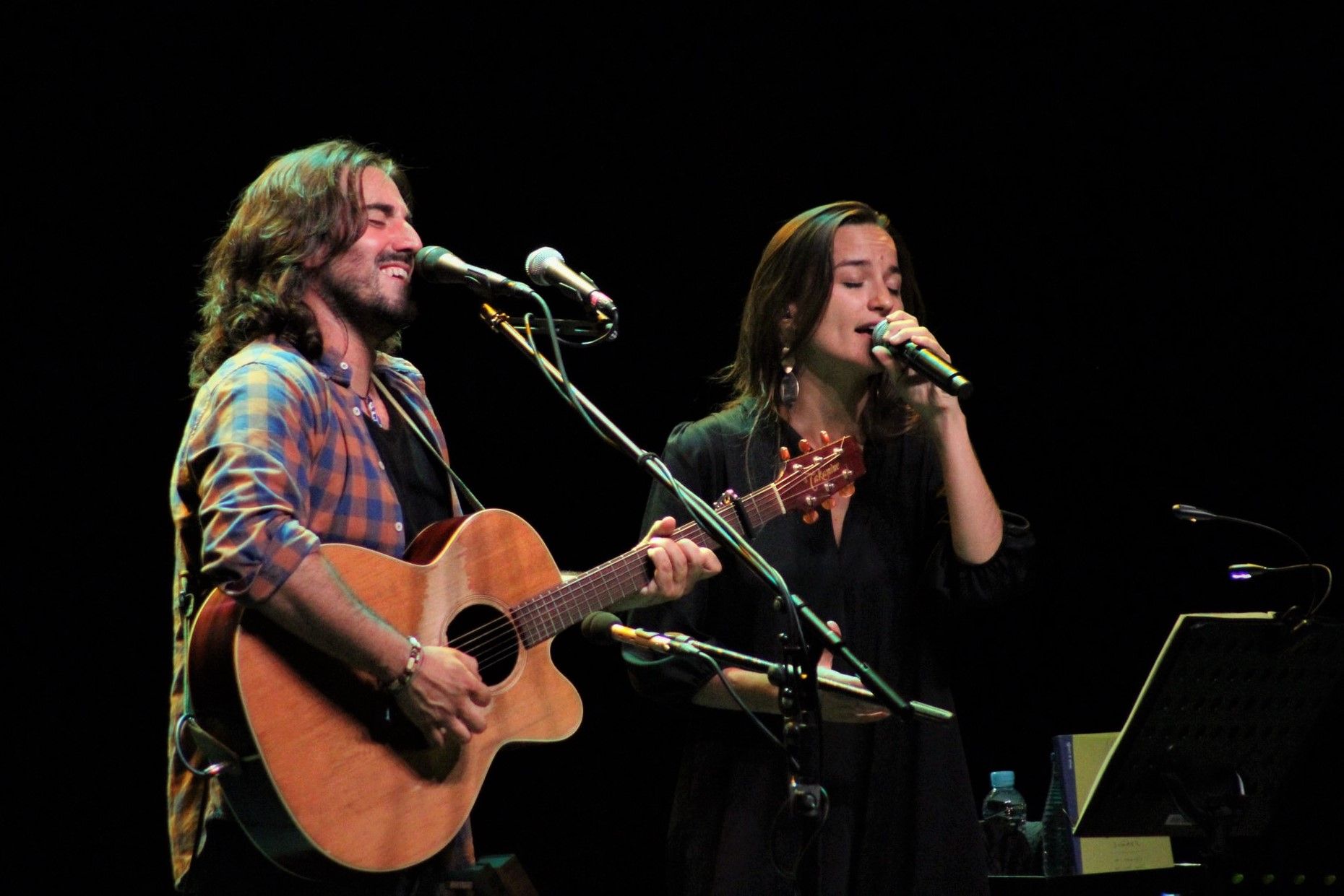 Judit Neddermann i Andrés Suárez en una interpretació conjunta al concert de Rubí. FOTO: Andrea Martínez