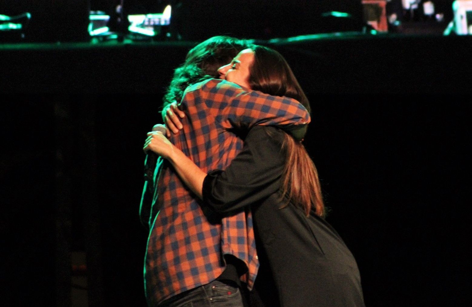 Judit Neddermann i Andrés Suárez en una interpretació conjunta al concert de Rubí. FOTO: Andrea Martínez