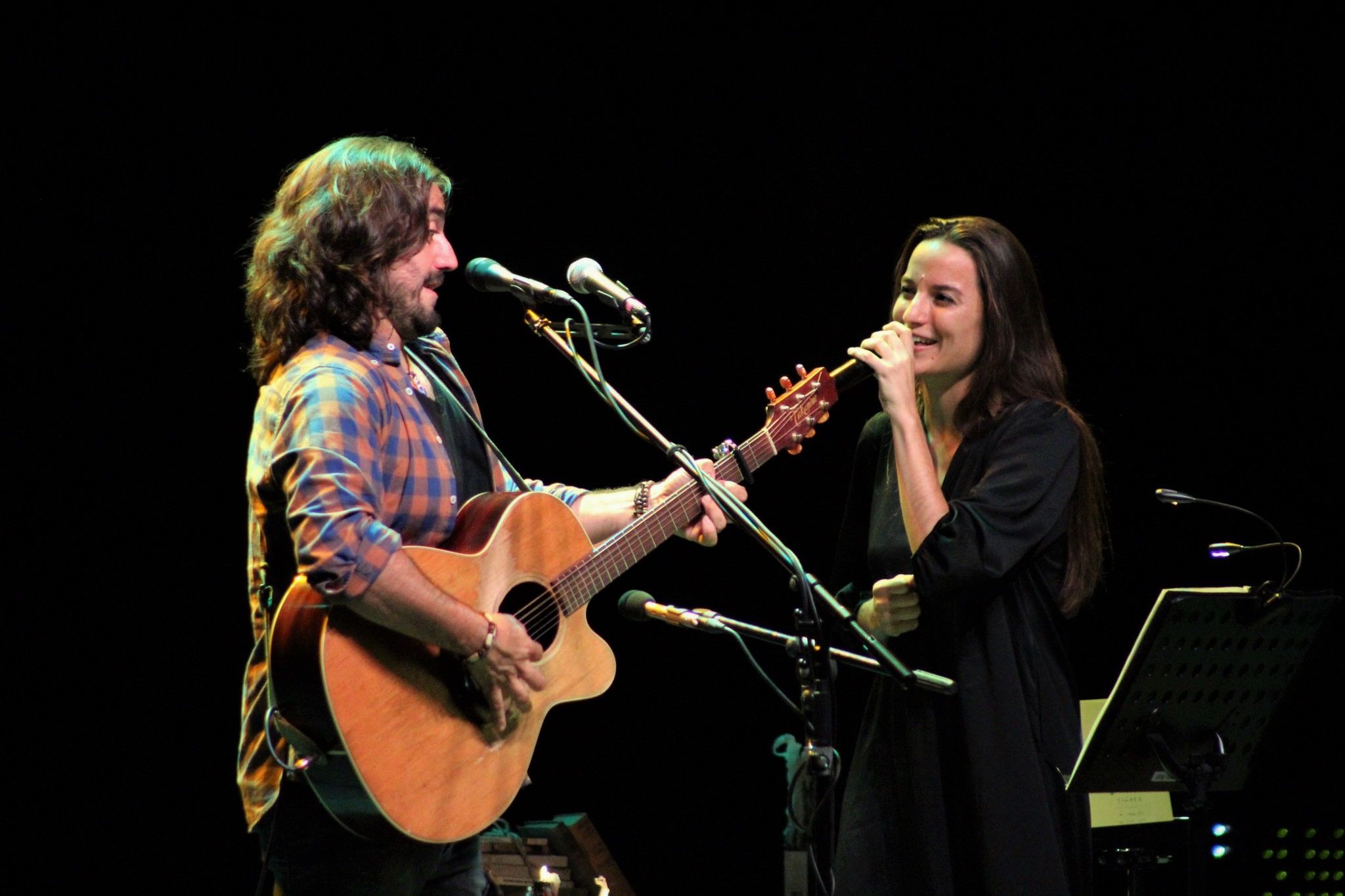 Judit Neddermann i Andrés Suárez en una interpretació conjunta al concert de Rubí. FOTO: Andrea Martínez