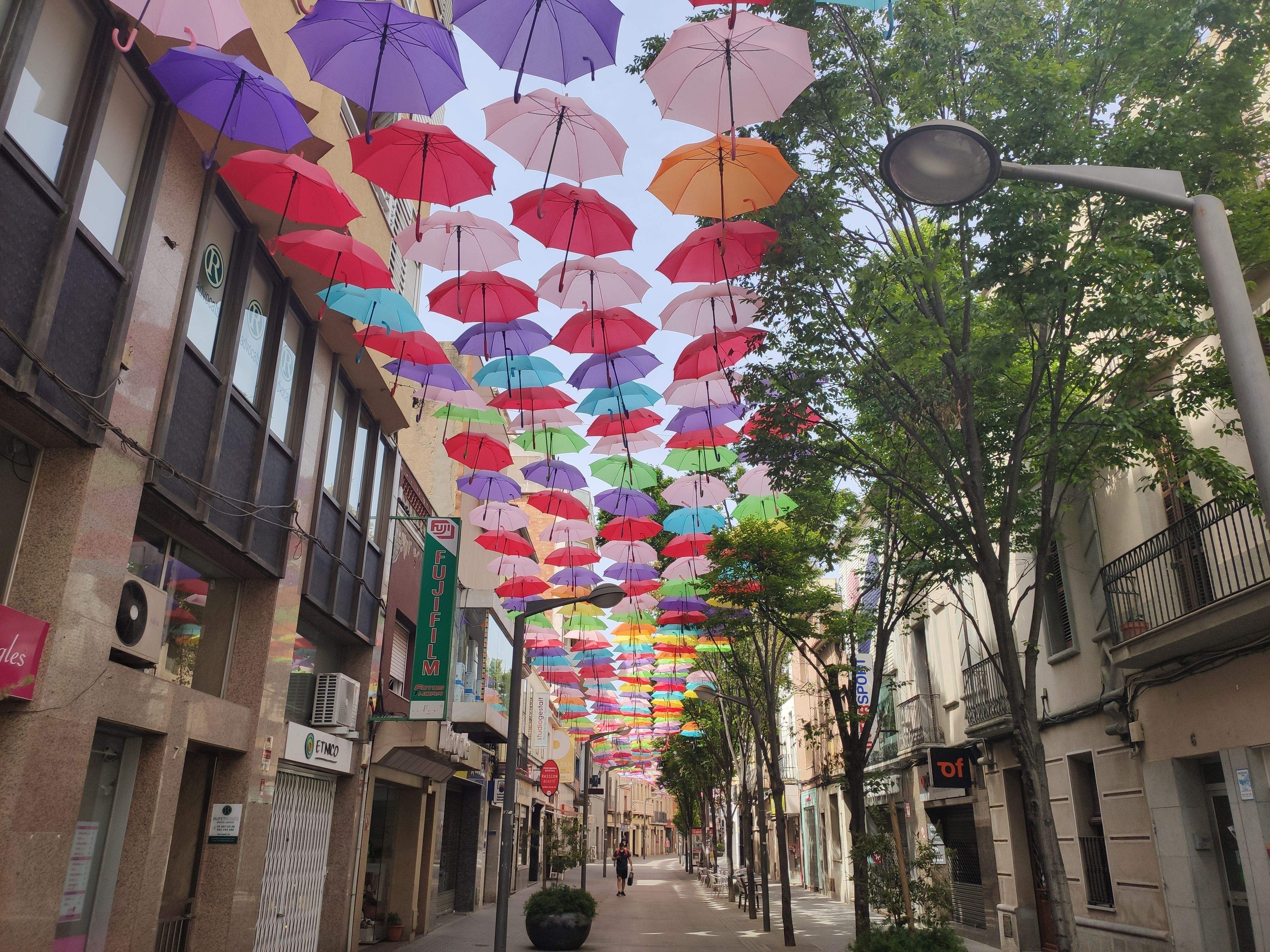 Els paraigües de colors de l'any passat al passeig Francesc Macià de Rubí. FOTO: NHS