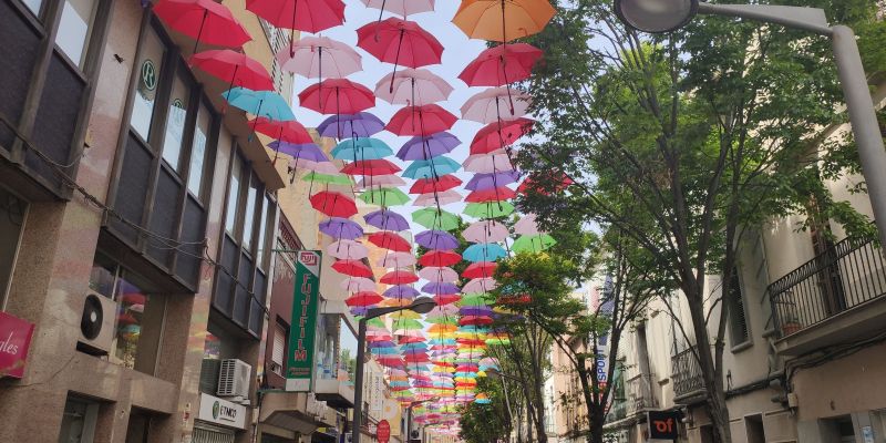 Els paraigües de colors de l'any passat al passeig Francesc Macià de Rubí. FOTO: NHS