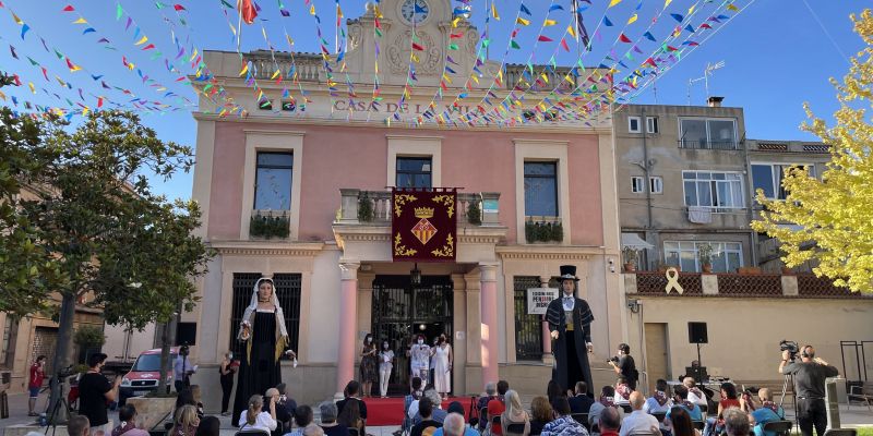Més d'un centenar de persones s'han reunit a la plaça Pere Aguilera per escoltar el pregó, en un acte tancat al públic. FOTO: NHS Més d'un centenar de persones s'han reunit a la plaça Pere Aguilera per escoltar el pregó, en un acte tancat al públic. FOTO: NHS