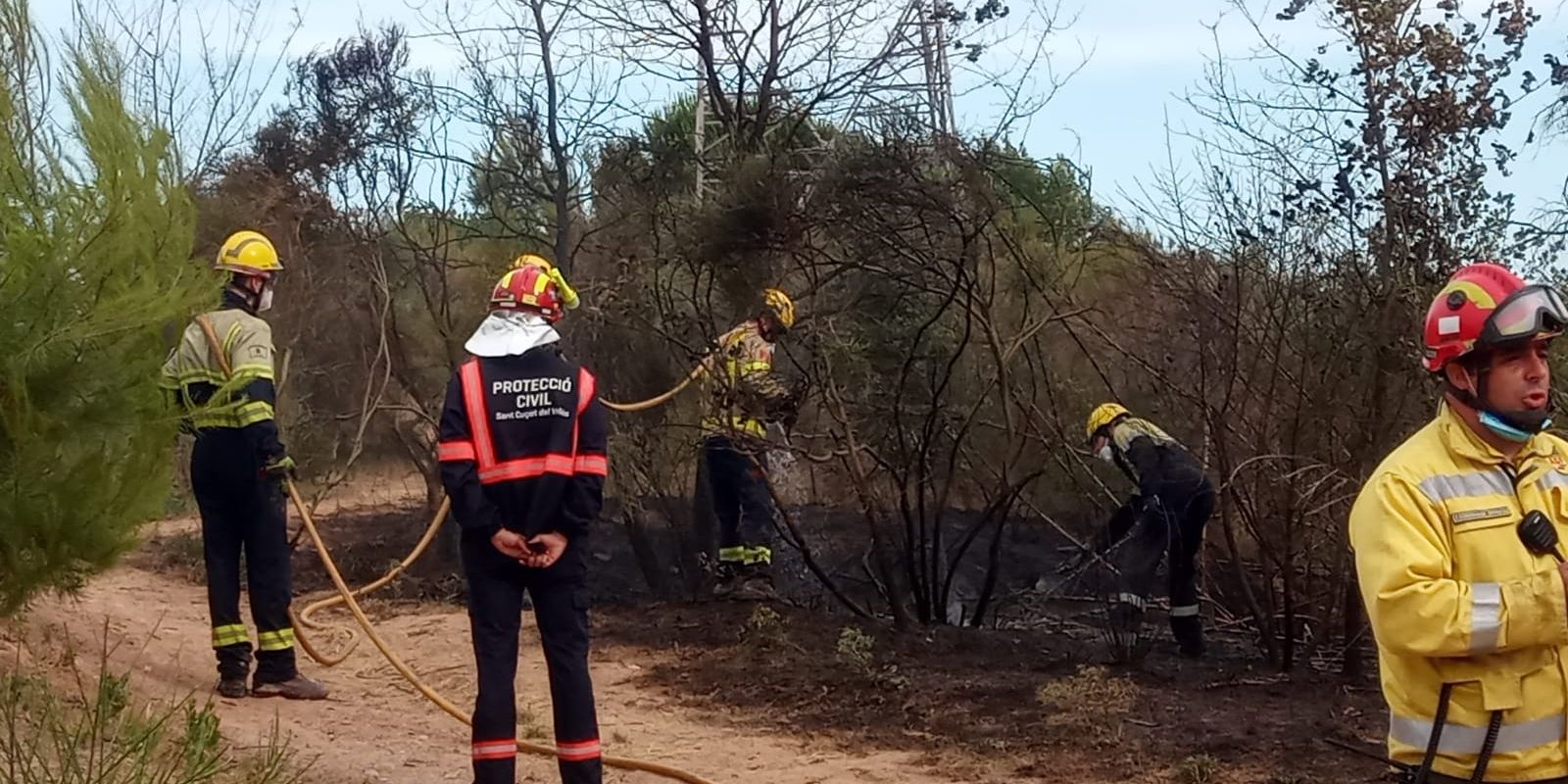 Moment que els cossos treballen amb el foc a l'estany dels Alous. FOTO: Protecció Civil