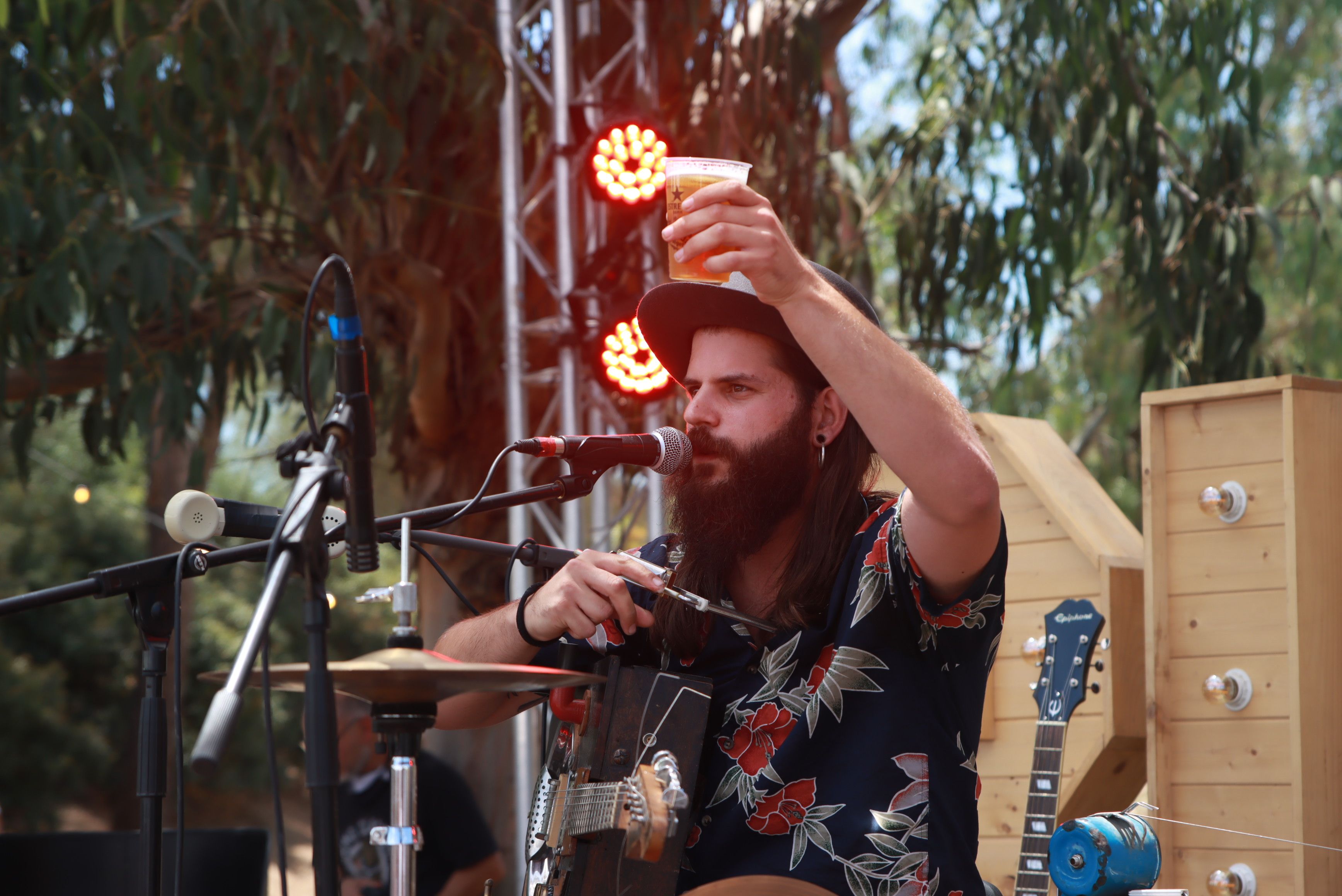 Sergi Estella anima l'hora del vermut a l'Espai Artboretum. FOTO. Josep Llamas 