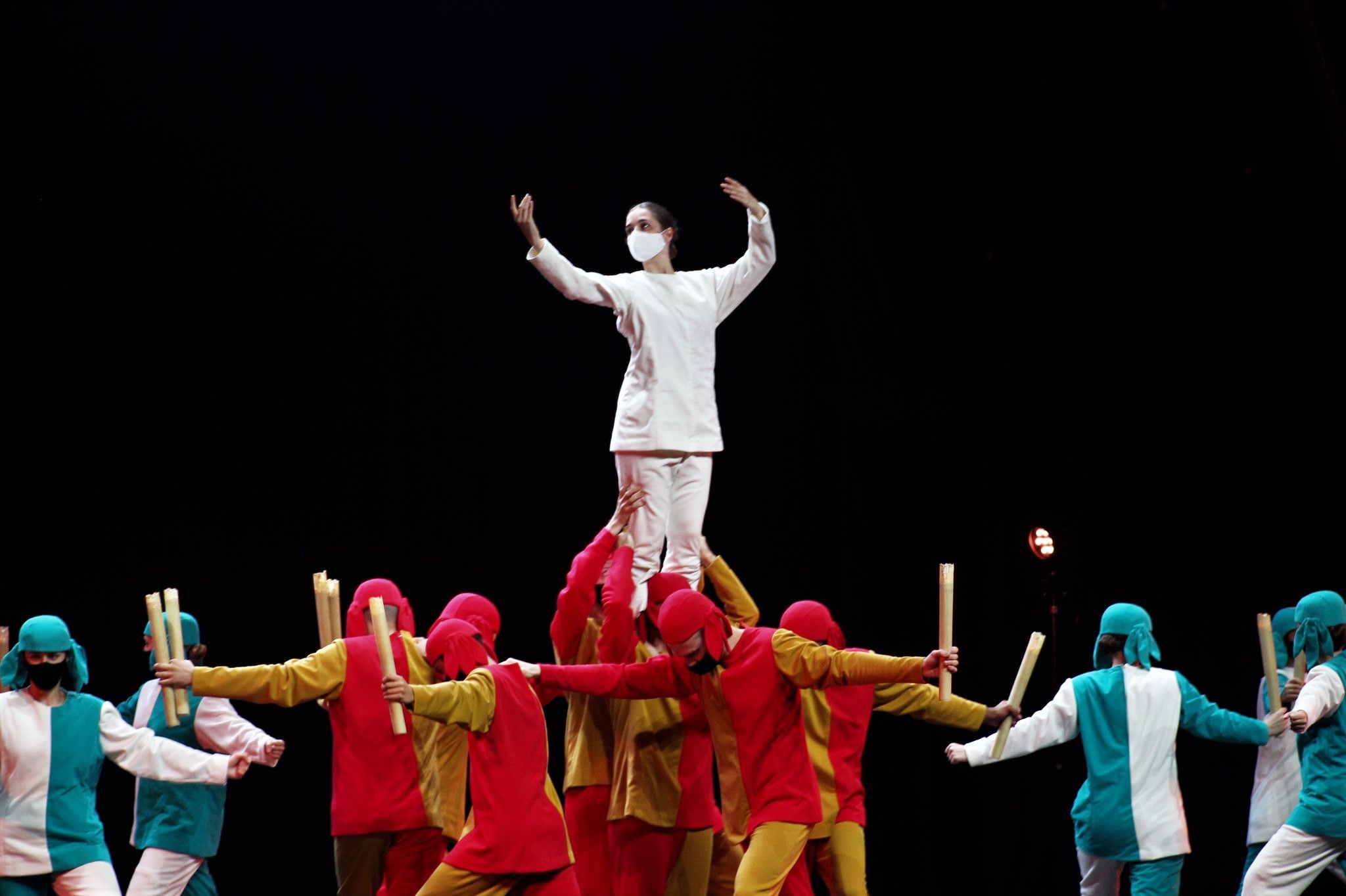 L'Esbart Dansaire de Rubí ha estat l'encarregat de tancar la nit del dilluns de Festa Major . FOTO: Andrea Martínez