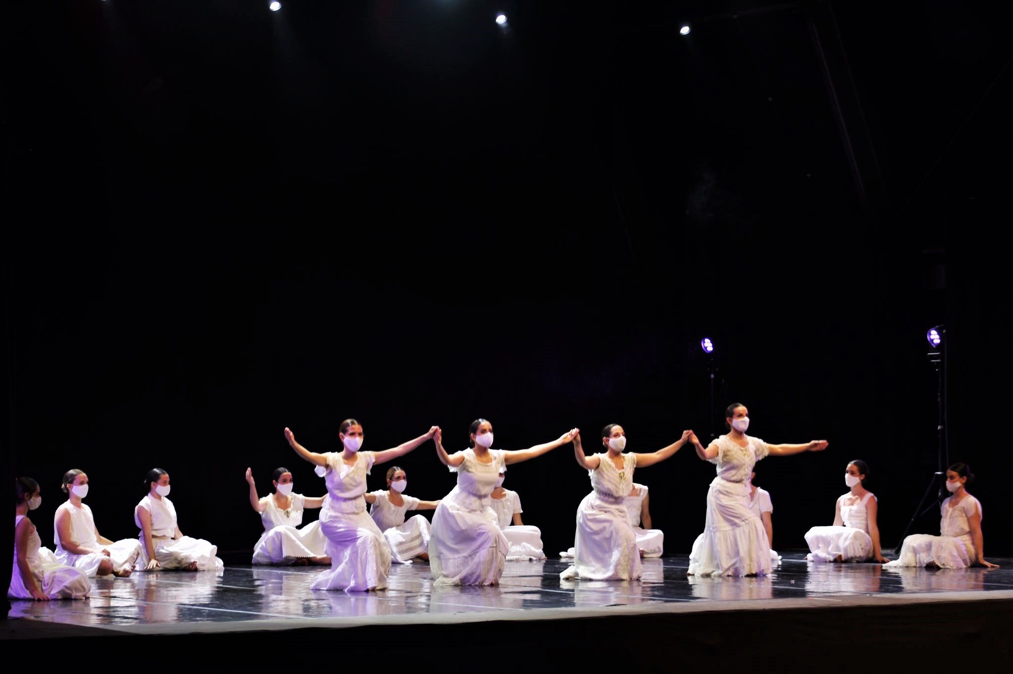 L'Esbart Dansaire de Rubí ha estat l'encarregat de tancar la nit del dilluns de Festa Major . FOTO: Andrea Martínez