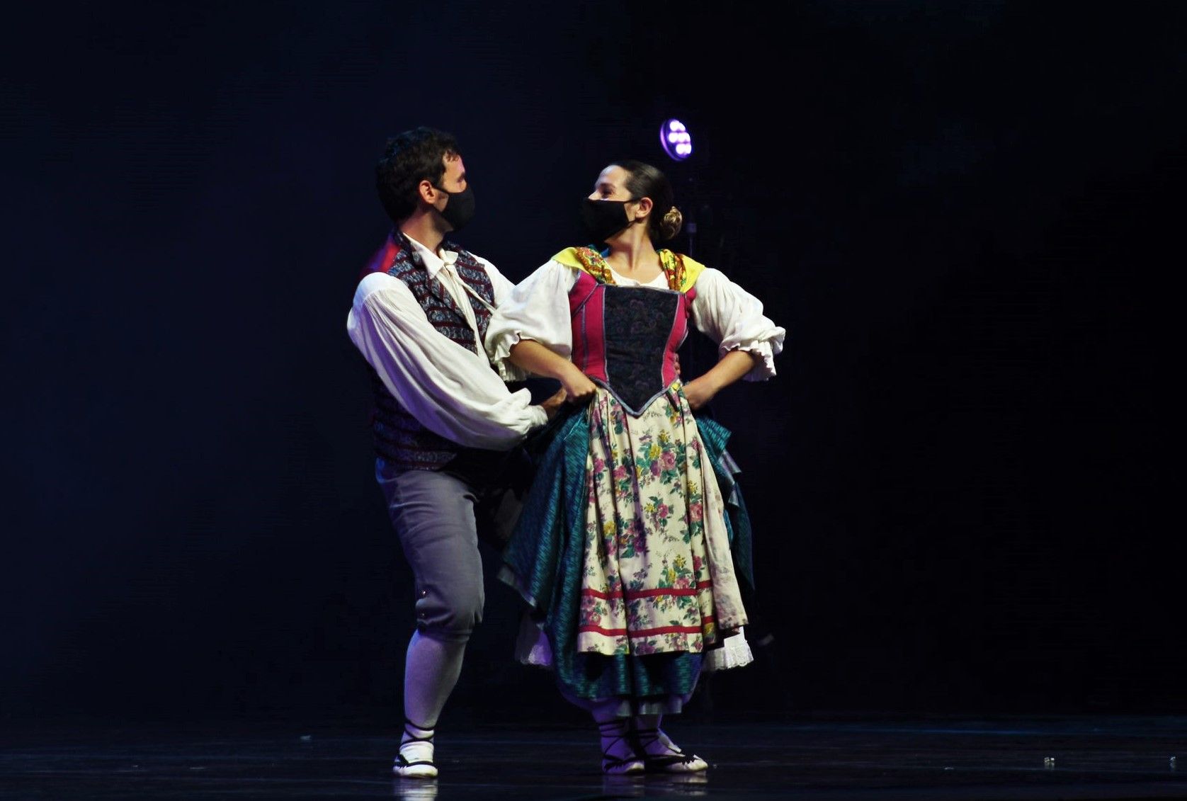 L'Esbart Dansaire de Rubí ha estat l'encarregat de tancar la nit del dilluns de Festa Major . FOTO: Andrea Martínez