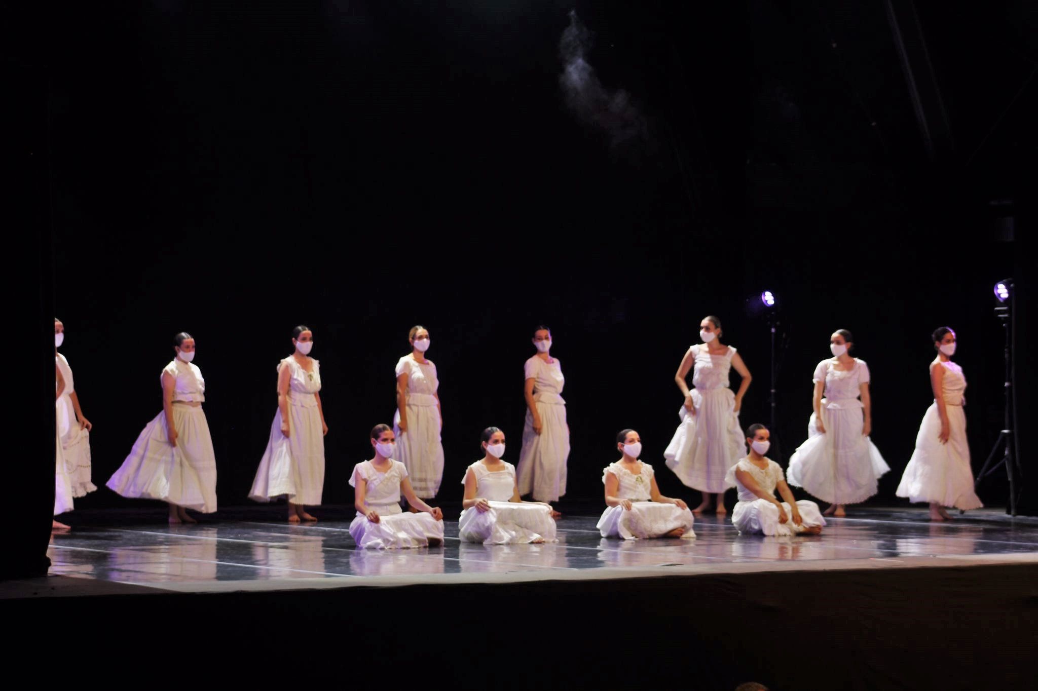 L'Esbart Dansaire de Rubí ha estat l'encarregat de tancar la nit del dilluns de Festa Major . FOTO: Andrea Martínez