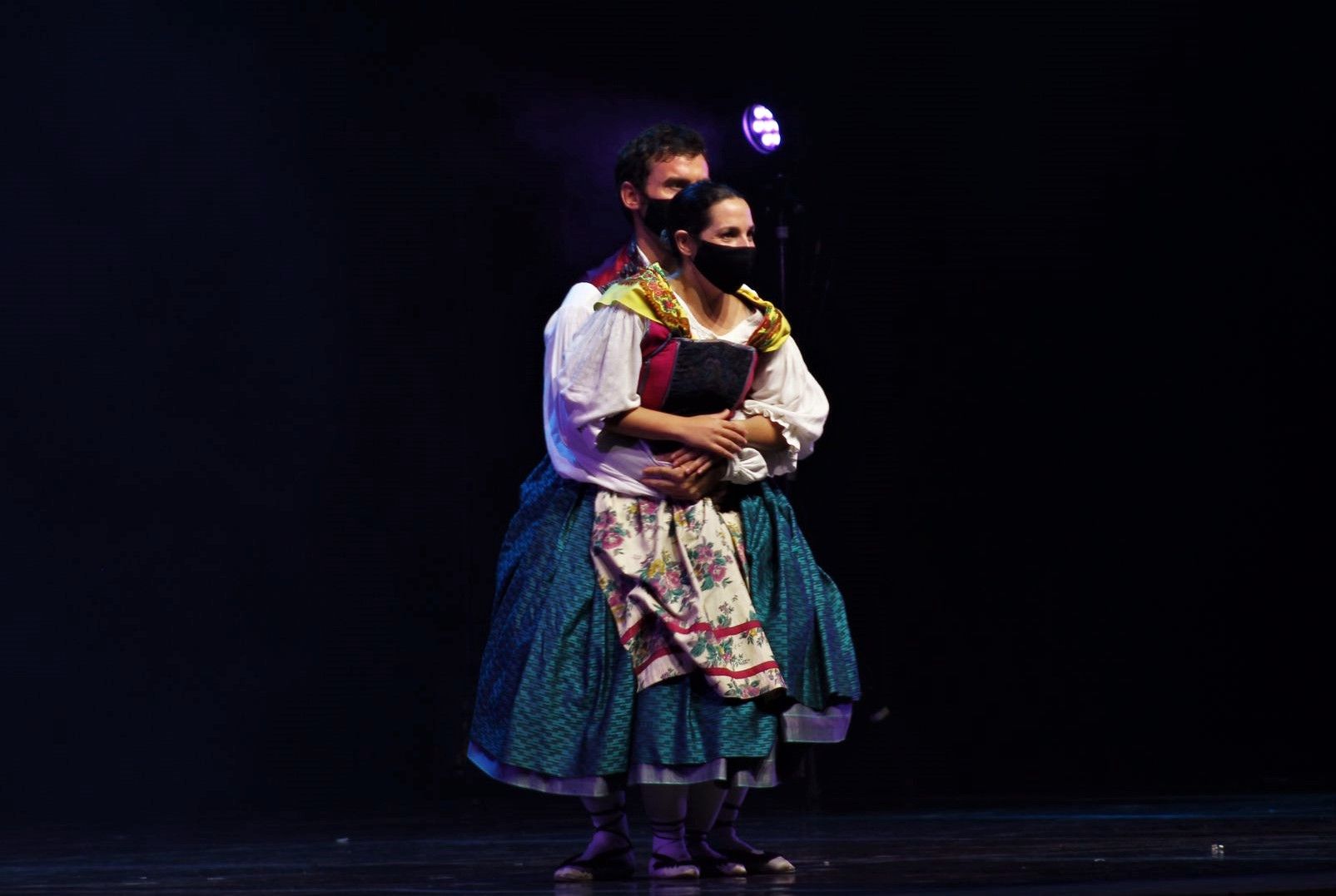 L'Esbart Dansaire de Rubí ha estat l'encarregat de tancar la nit del dilluns de Festa Major . FOTO: Andrea Martínez