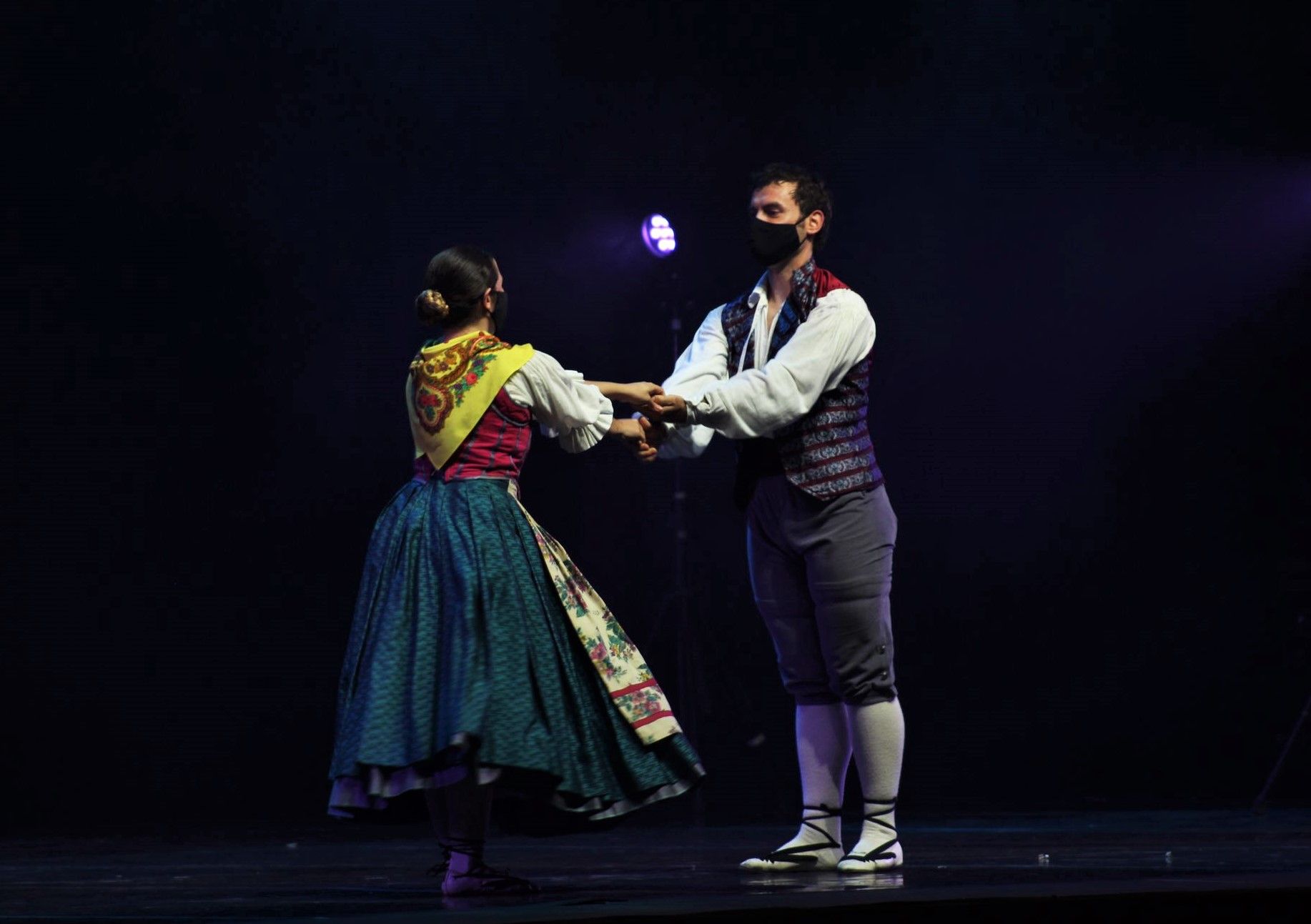 L'Esbart Dansaire de Rubí ha estat l'encarregat de tancar la nit del dilluns de Festa Major . FOTO: Andrea Martínez