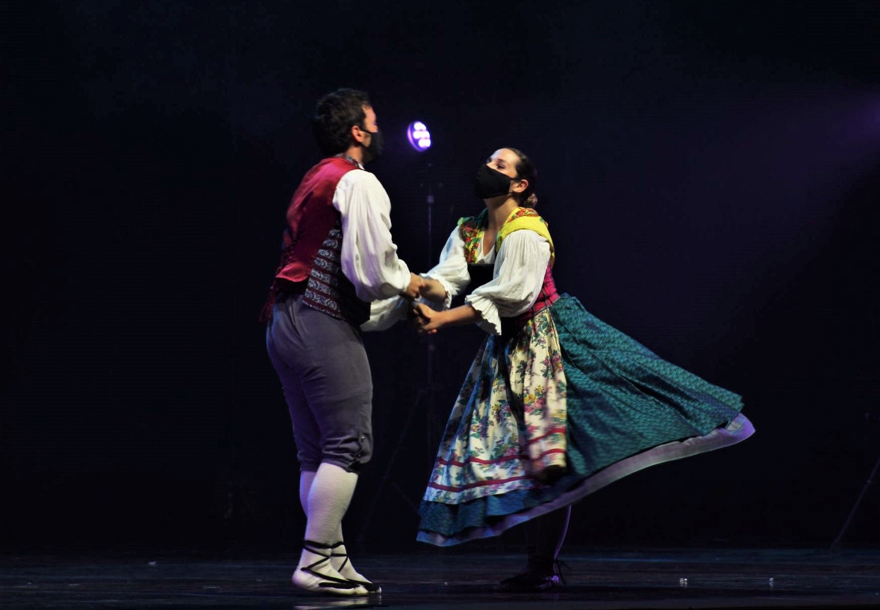 L'Esbart Dansaire de Rubí ha estat l'encarregat de tancar la nit del dilluns de Festa Major . FOTO: Andrea Martínez