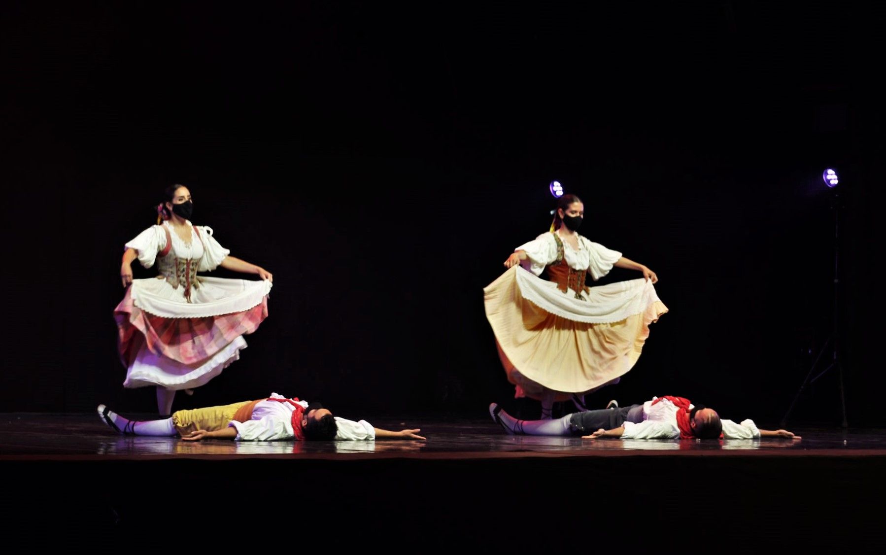 L'Esbart Dansaire de Rubí ha estat l'encarregat de tancar la nit del dilluns de Festa Major . FOTO: Andrea Martínez