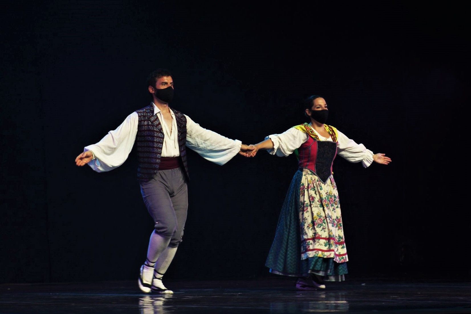 L'Esbart Dansaire de Rubí ha estat l'encarregat de tancar la nit del dilluns de Festa Major . FOTO: Andrea Martínez