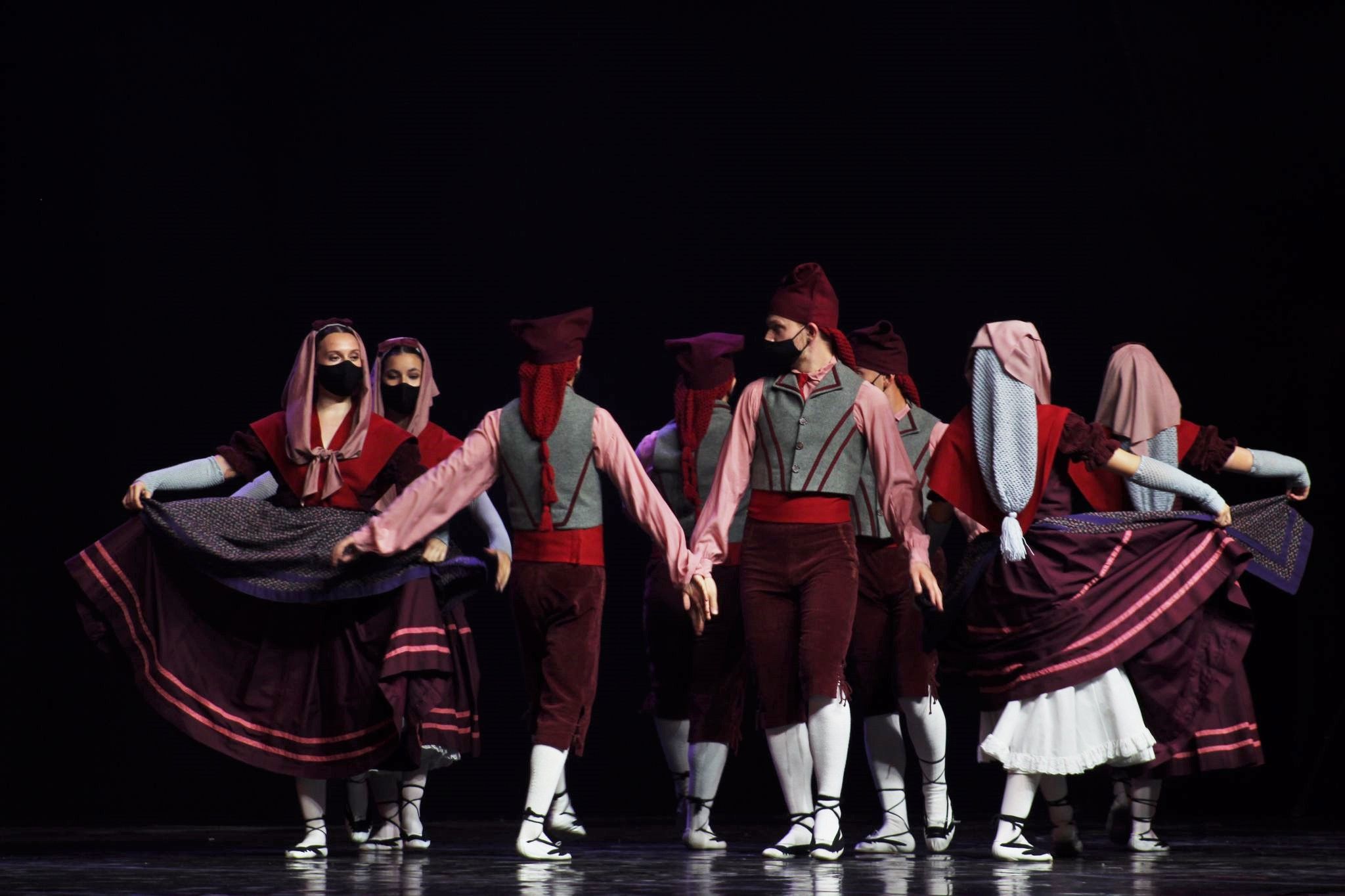 L'Esbart Dansaire de Rubí ha estat l'encarregat de tancar la nit del dilluns de Festa Major . FOTO: Andrea Martínez