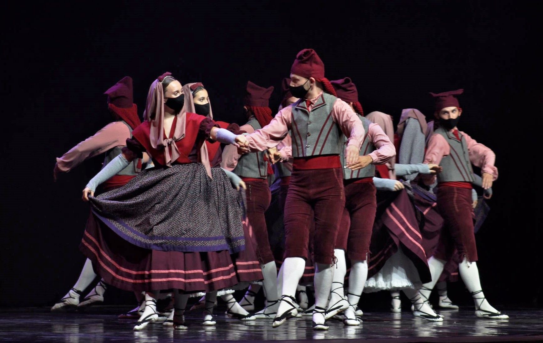 L'Esbart Dansaire de Rubí ha estat l'encarregat de tancar la nit del dilluns de Festa Major . FOTO: Andrea Martínez