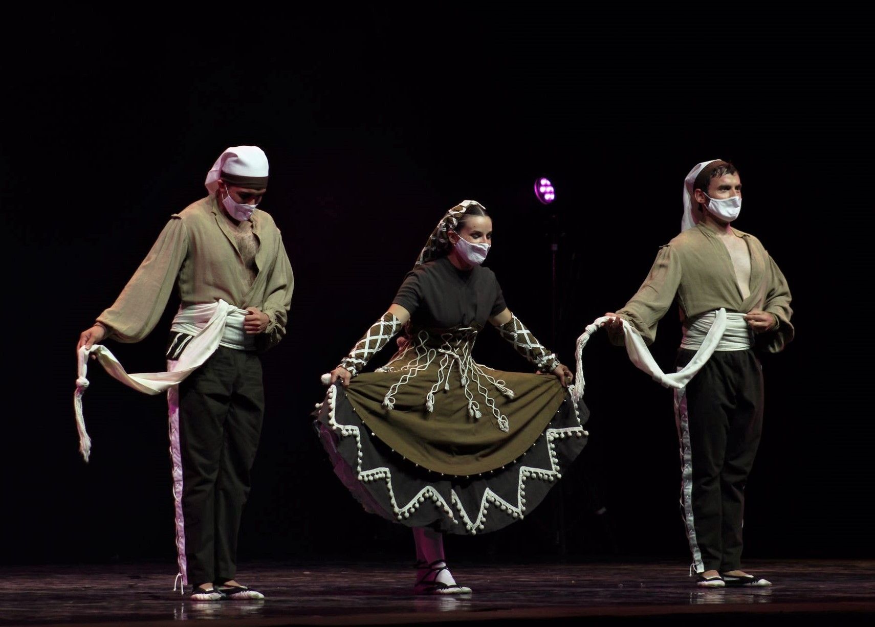 L'Esbart Dansaire de Rubí ha estat l'encarregat de tancar la nit del dilluns de Festa Major . FOTO: Andrea Martínez