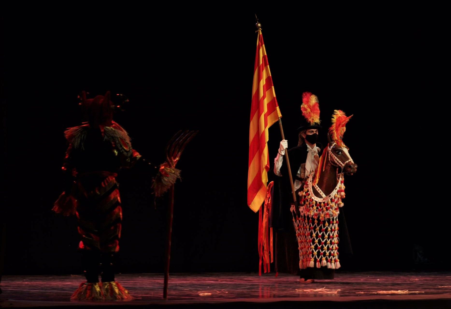 L'Esbart Dansaire de Rubí ha estat l'encarregat de tancar la nit del dilluns de Festa Major . FOTO: Andrea Martínez