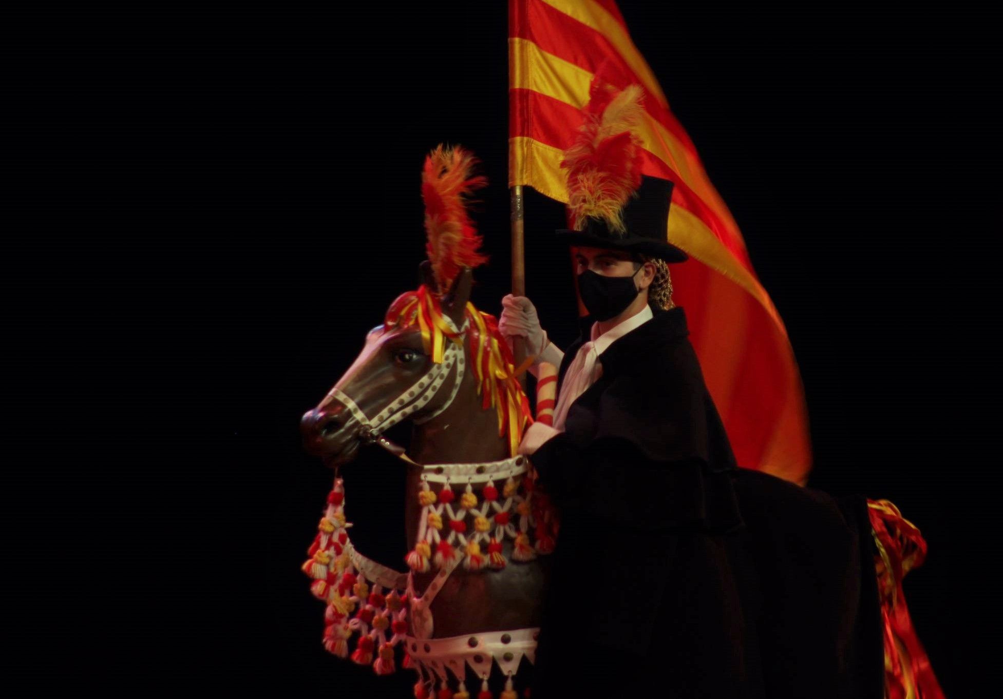 L'Esbart Dansaire de Rubí ha estat l'encarregat de tancar la nit del dilluns de Festa Major . FOTO: Andrea Martínez