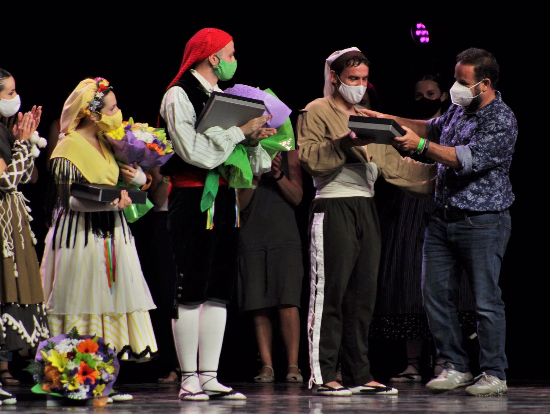 L'Esbart Dansaire de Rubí ha estat l'encarregat de tancar la nit del dilluns de Festa Major . FOTO: Andrea Martínez