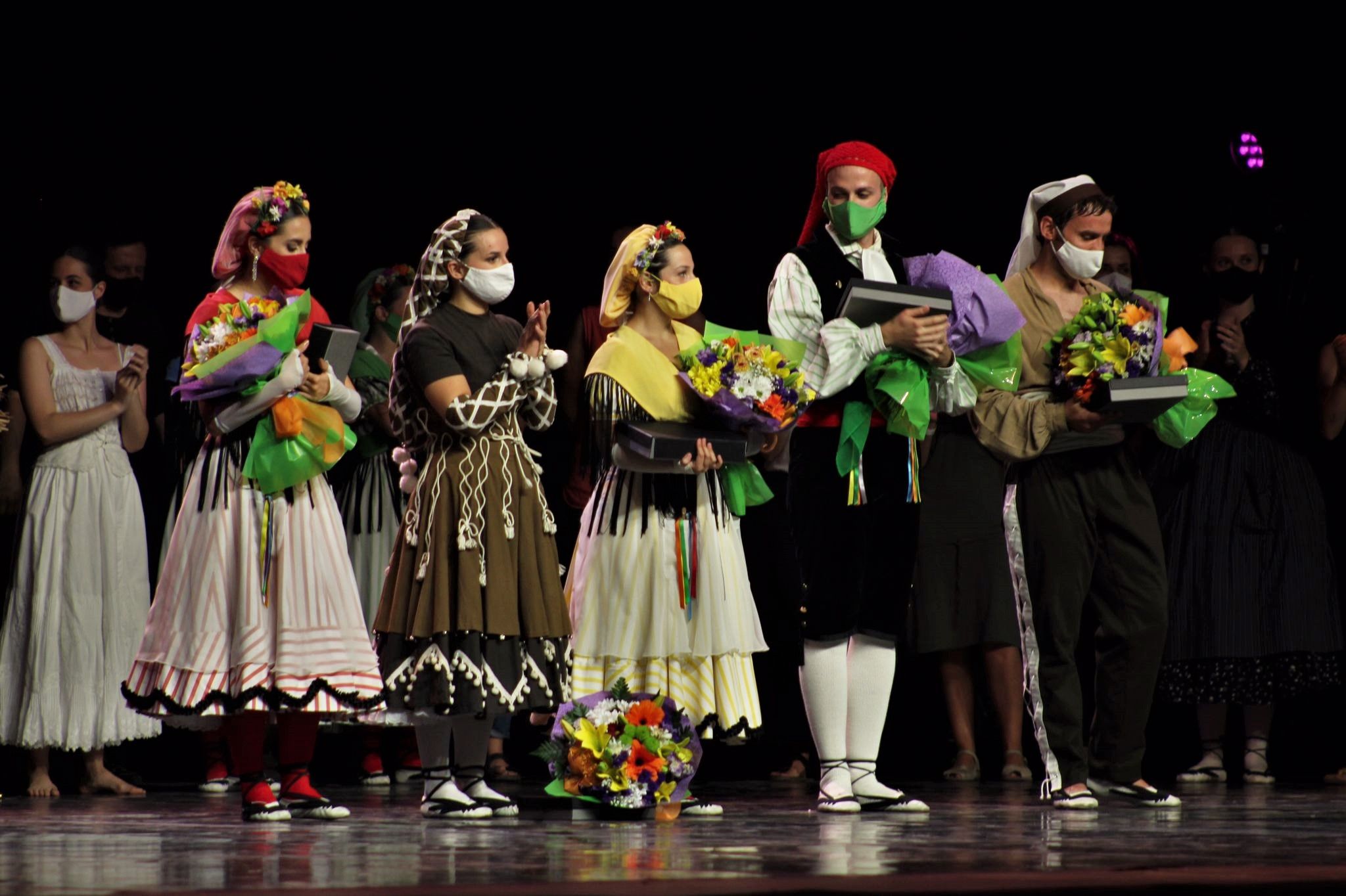 L'Esbart Dansaire de Rubí ha estat l'encarregat de tancar la nit del dilluns de Festa Major . FOTO: Andrea Martínez