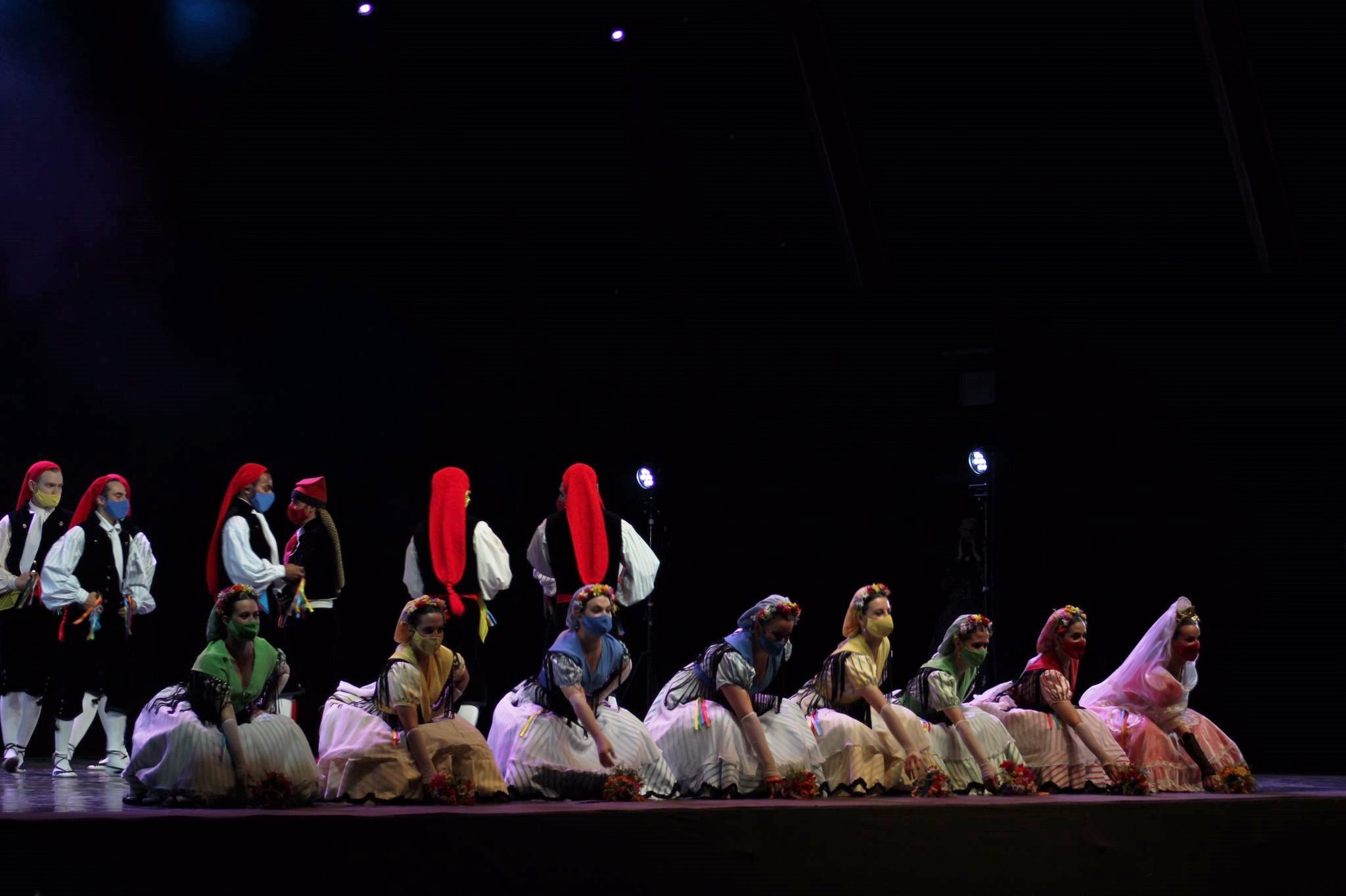 L'Esbart Dansaire de Rubí ha estat l'encarregat de tancar la nit del dilluns de Festa Major . FOTO: Andrea Martínez