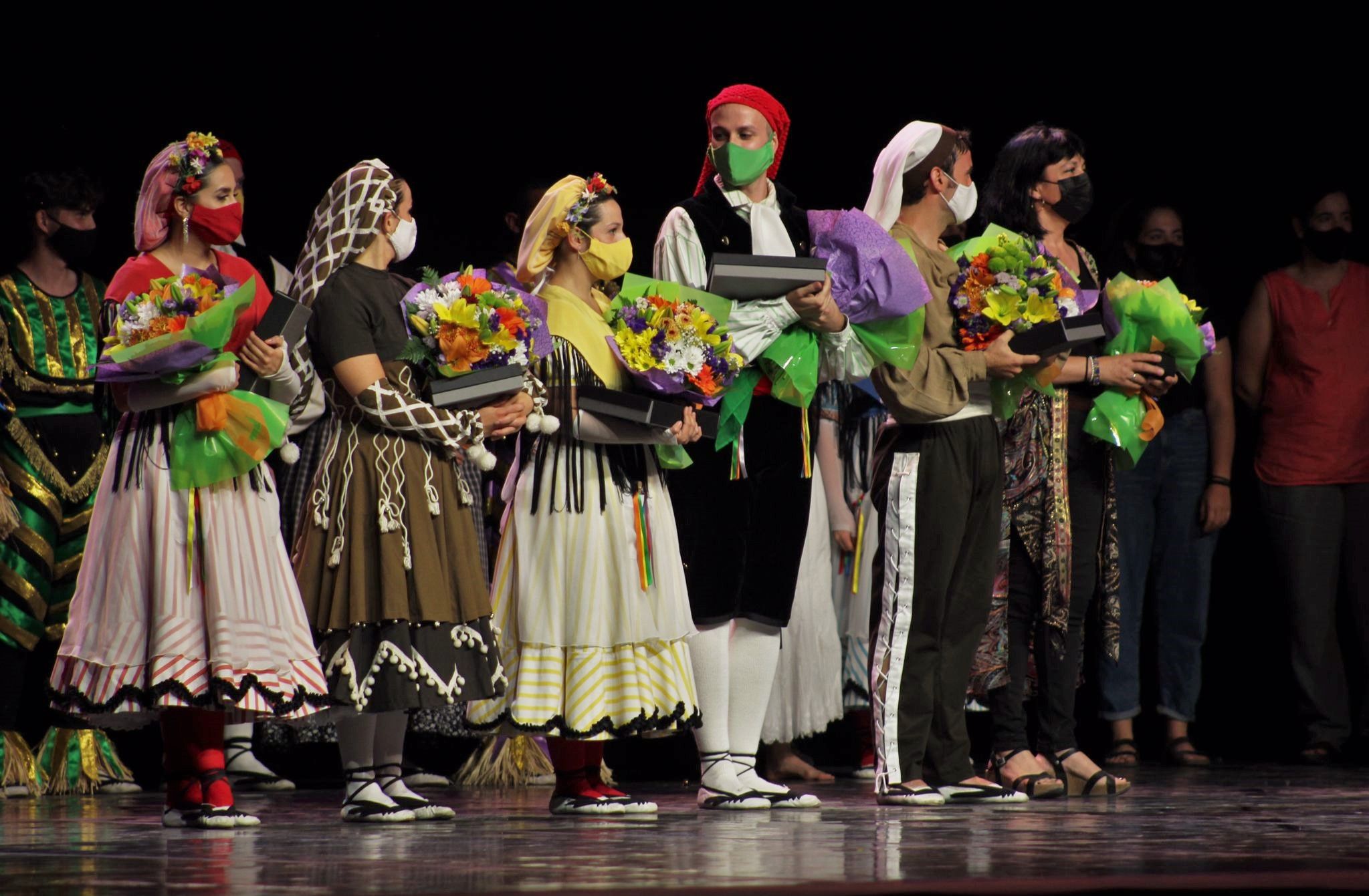 L'Esbart Dansaire de Rubí ha estat l'encarregat de tancar la nit del dilluns de Festa Major . FOTO: Andrea Martínez