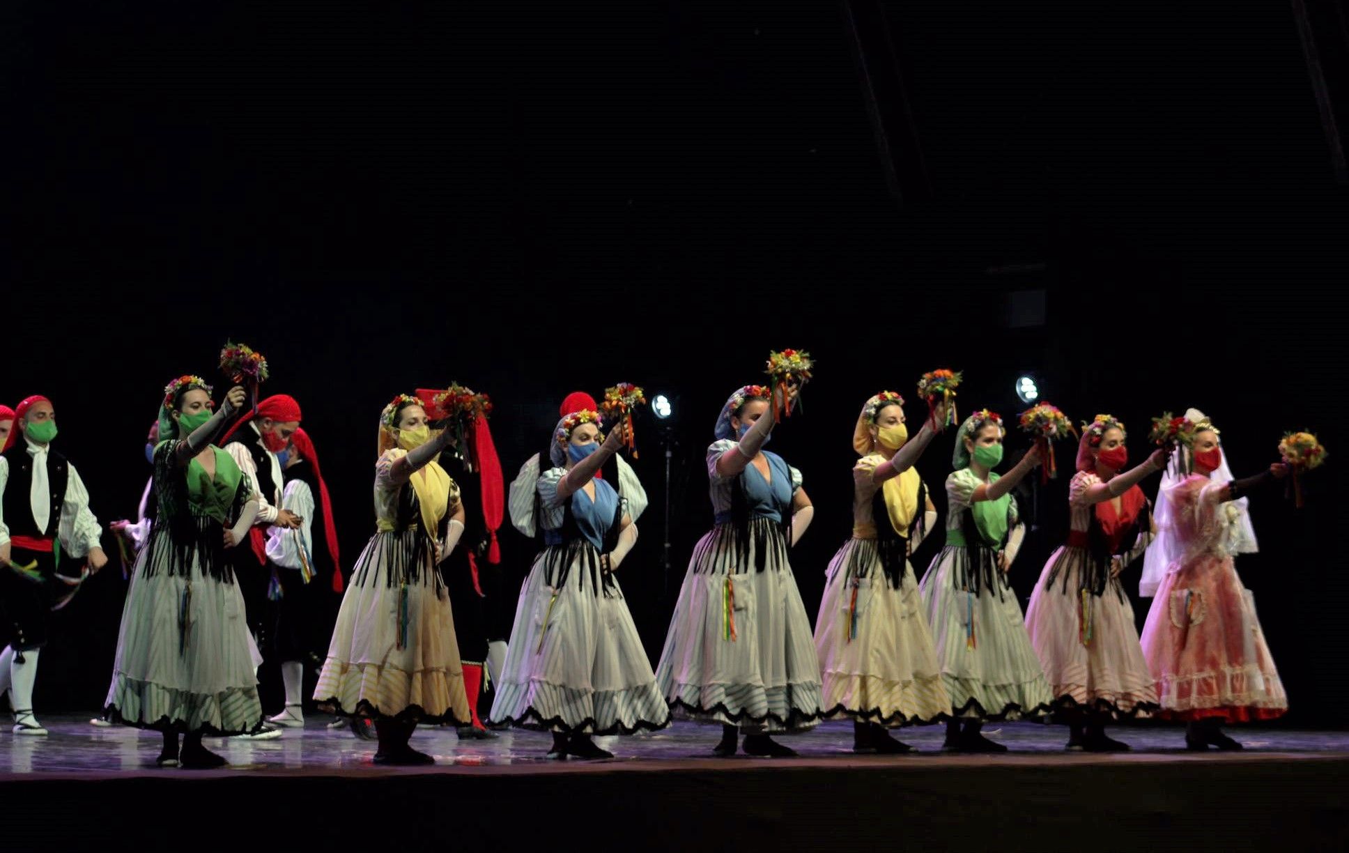 L'Esbart Dansaire de Rubí ha estat l'encarregat de tancar la nit del dilluns de Festa Major . FOTO: Andrea Martínez