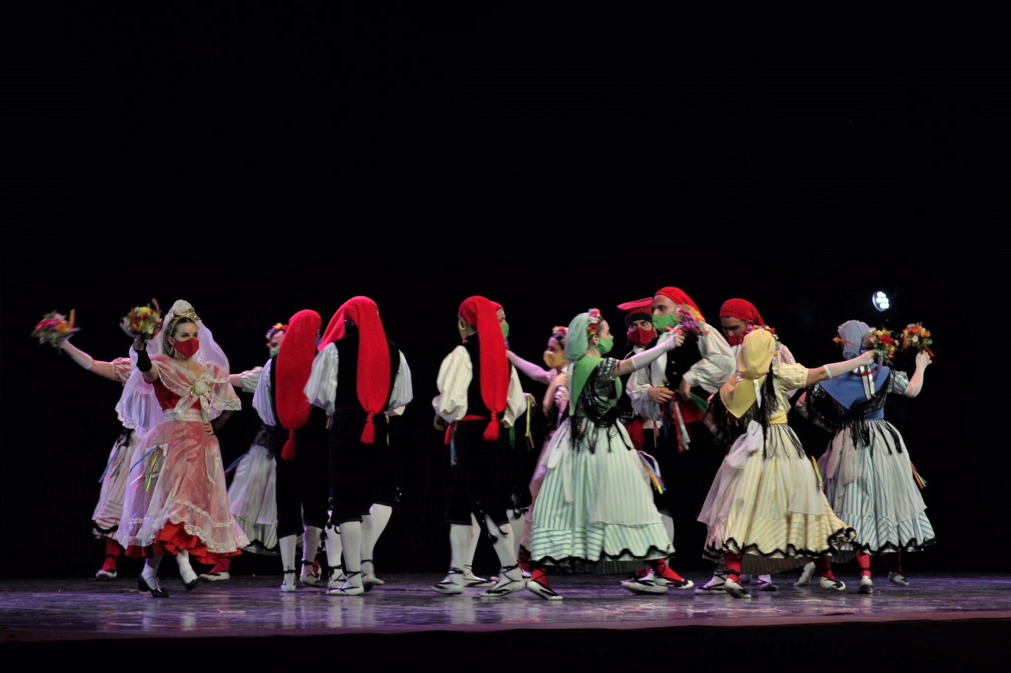 L'Esbart Dansaire de Rubí ha estat l'encarregat de tancar la nit del dilluns de Festa Major . FOTO: Andrea Martínez