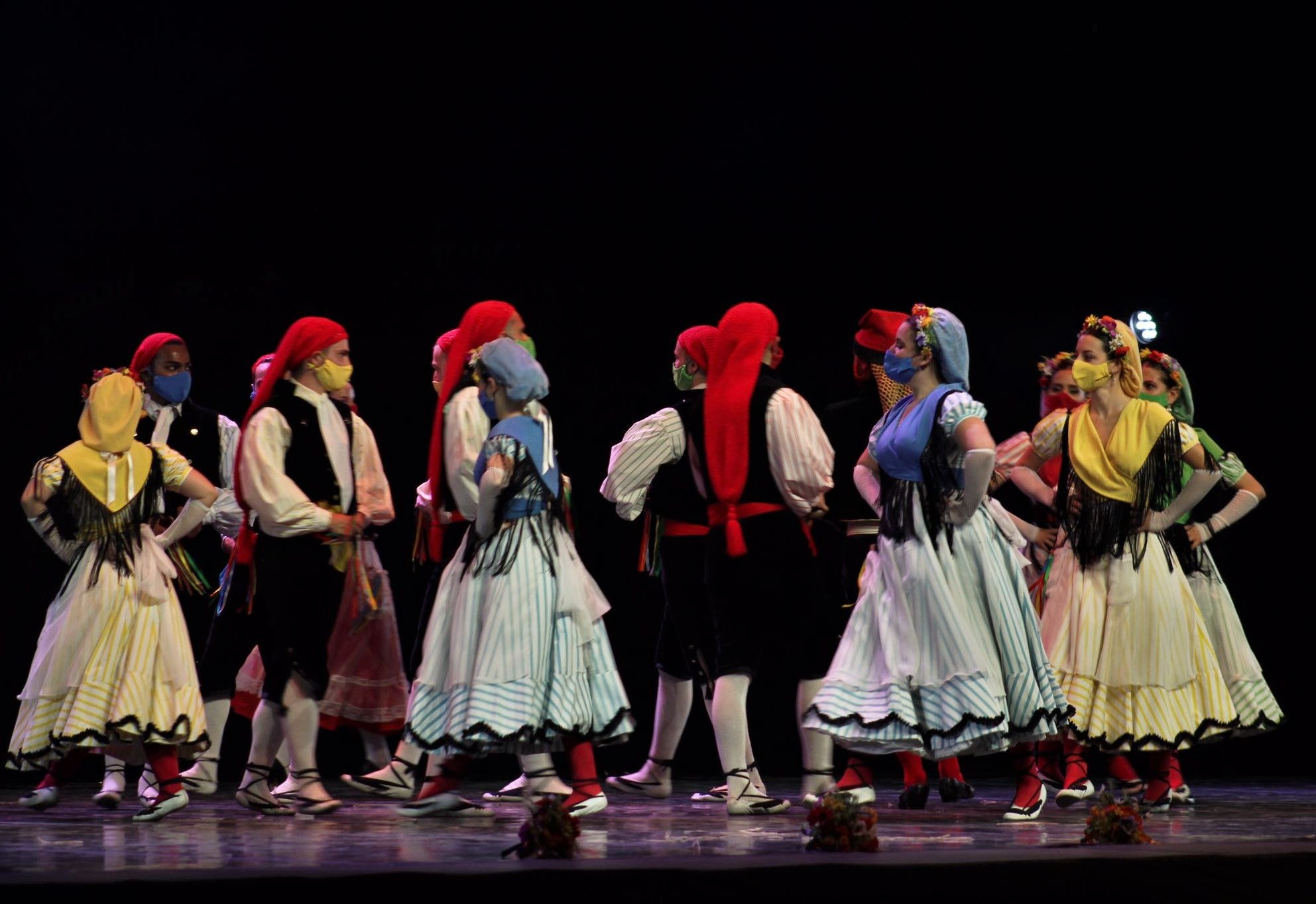 L'Esbart Dansaire de Rubí ha estat l'encarregat de tancar la nit del dilluns de Festa Major . FOTO: Andrea Martínez