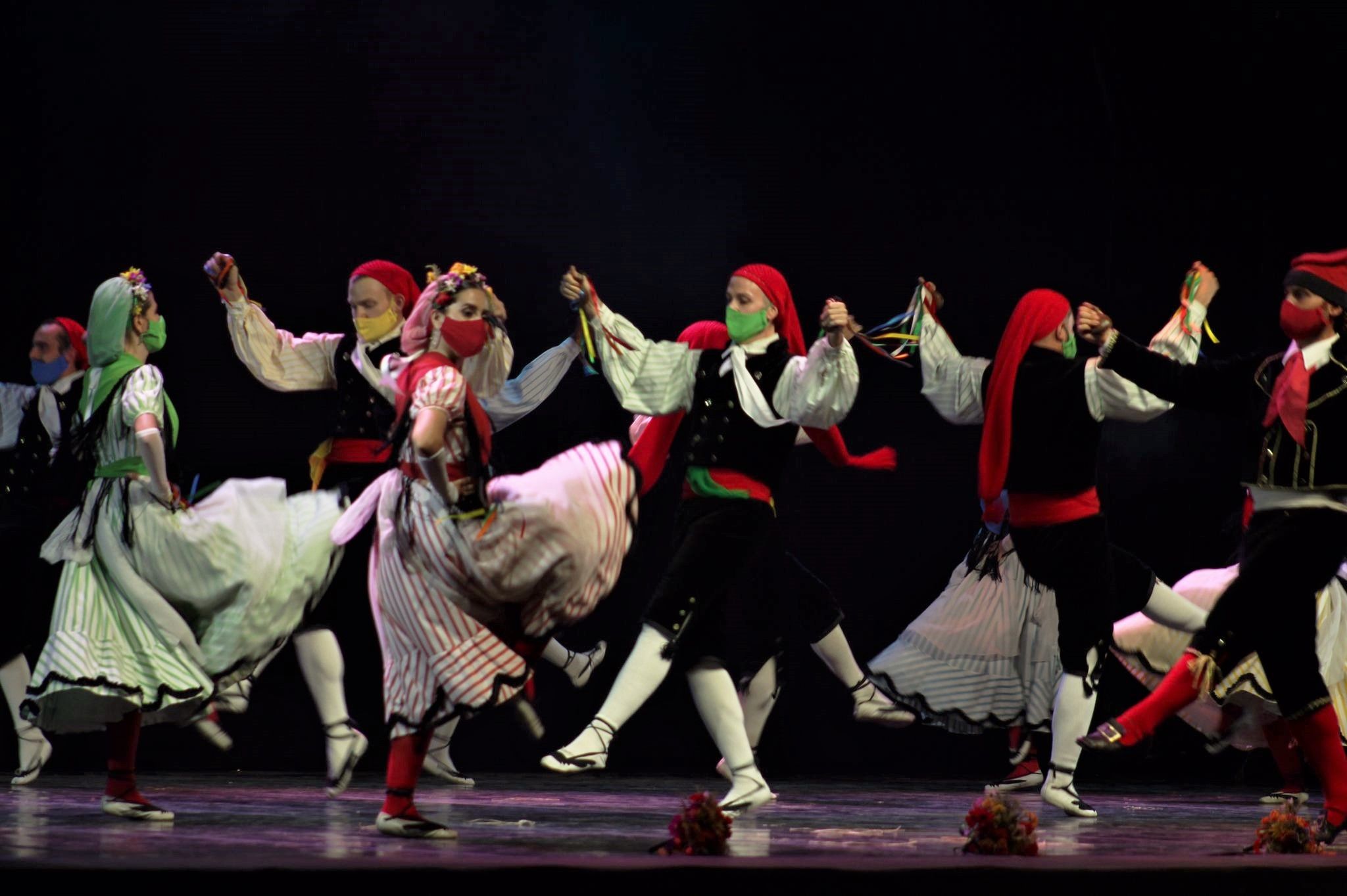 L'Esbart Dansaire de Rubí ha estat l'encarregat de tancar la nit del dilluns de Festa Major . FOTO: Andrea Martínez