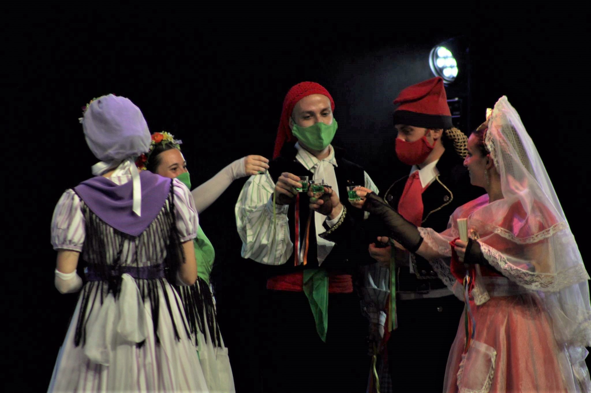 L'Esbart Dansaire de Rubí ha estat l'encarregat de tancar la nit del dilluns de Festa Major . FOTO: Andrea Martínez