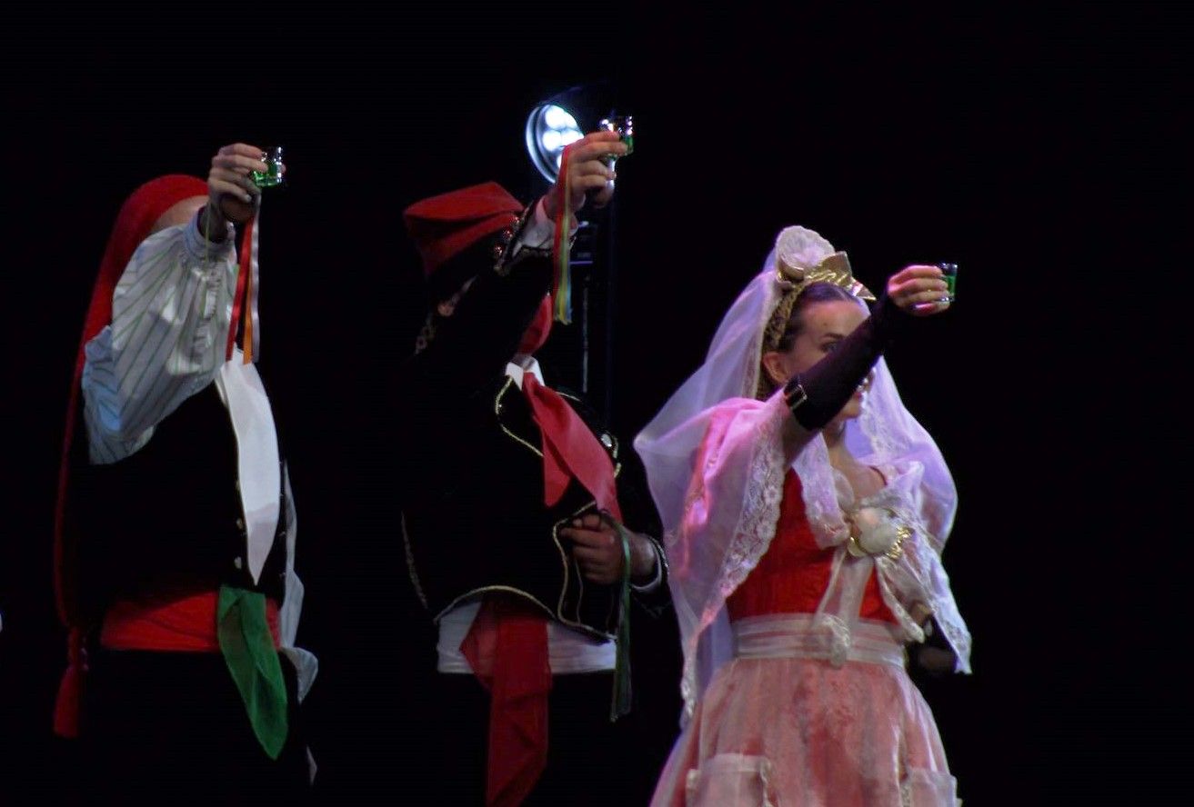 L'Esbart Dansaire de Rubí ha estat l'encarregat de tancar la nit del dilluns de Festa Major . FOTO: Andrea Martínez