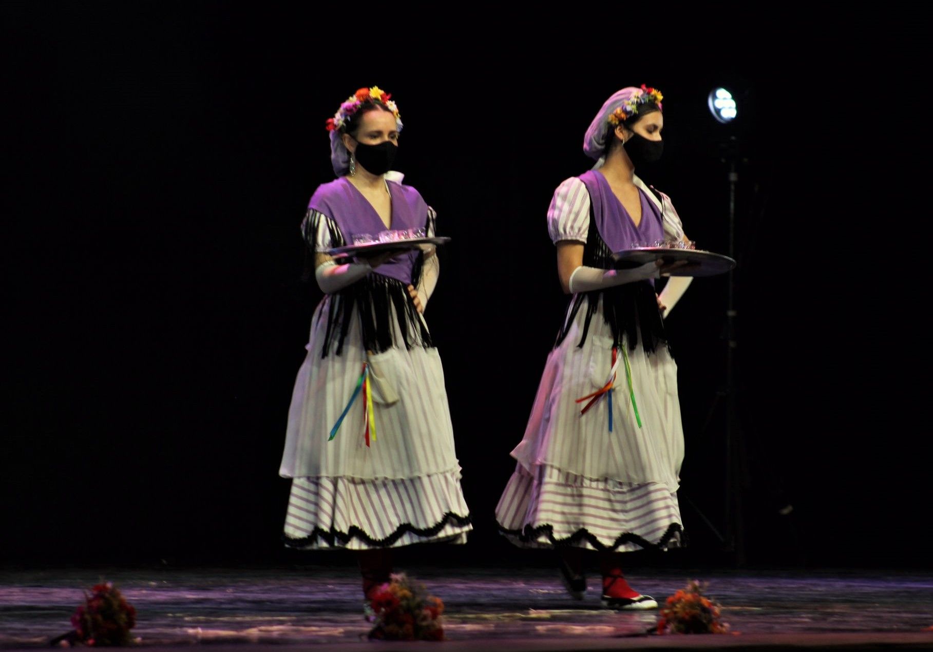 L'Esbart Dansaire de Rubí ha estat l'encarregat de tancar la nit del dilluns de Festa Major . FOTO: Andrea Martínez