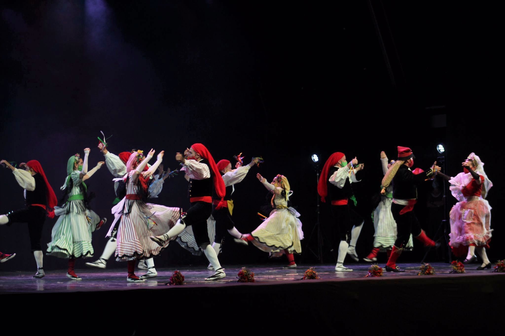 L'Esbart Dansaire de Rubí ha estat l'encarregat de tancar la nit del dilluns de Festa Major . FOTO: Andrea Martínez