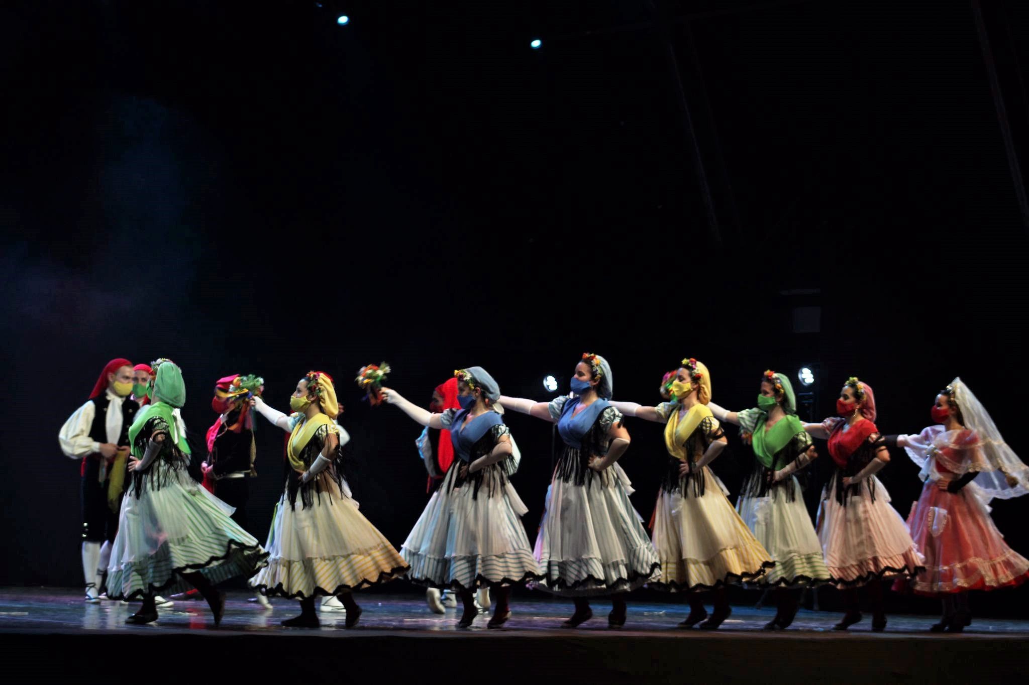 L'Esbart Dansaire de Rubí ha estat l'encarregat de tancar la nit del dilluns de Festa Major . FOTO: Andrea Martínez