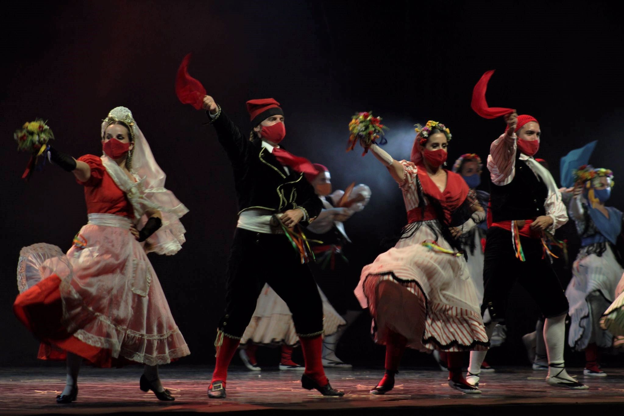 L'Esbart Dansaire de Rubí ha estat l'encarregat de tancar la nit del dilluns de Festa Major . FOTO: Andrea Martínez