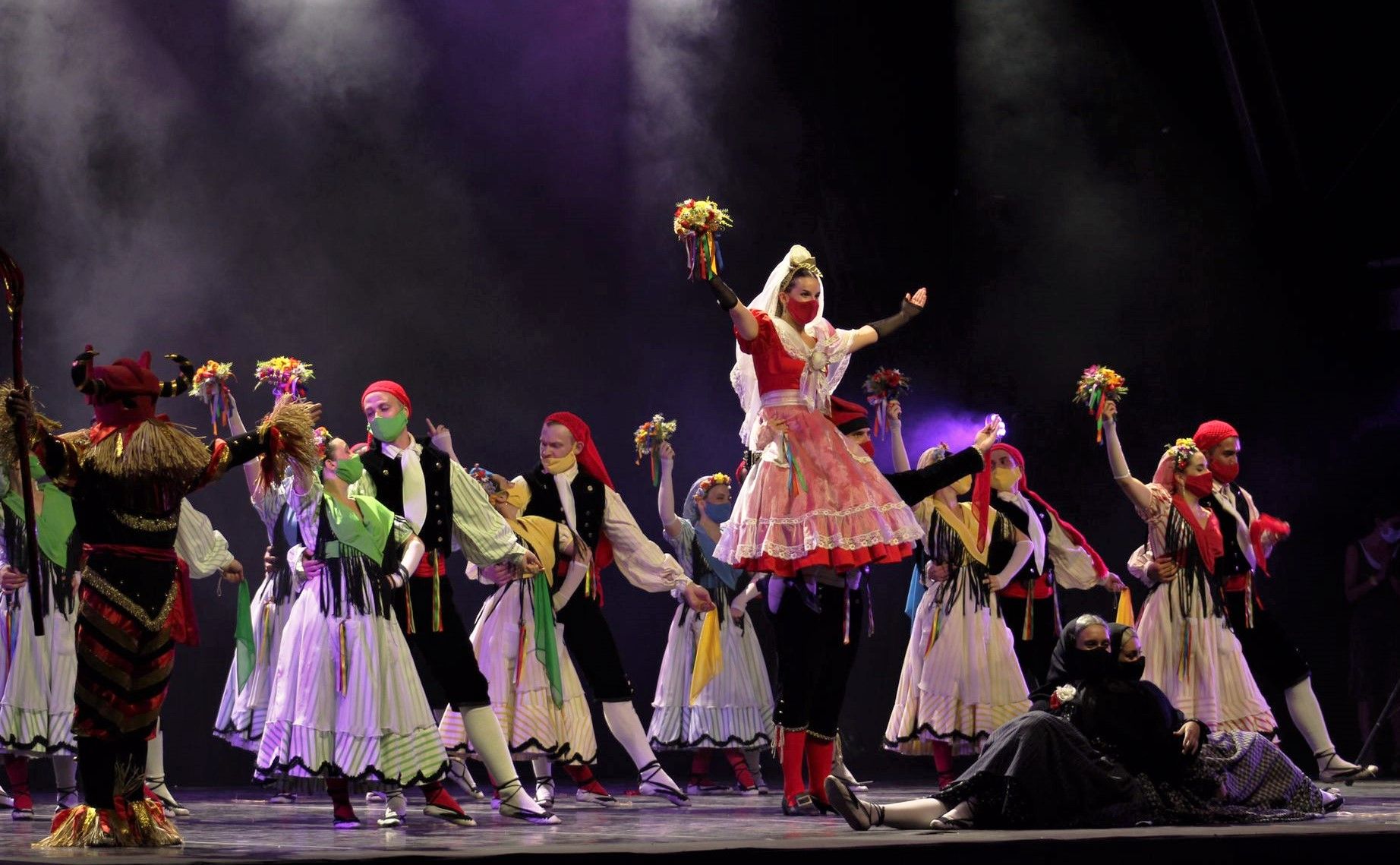 L'Esbart Dansaire de Rubí ha estat l'encarregat de tancar la nit del dilluns de Festa Major . FOTO: Andrea Martínez