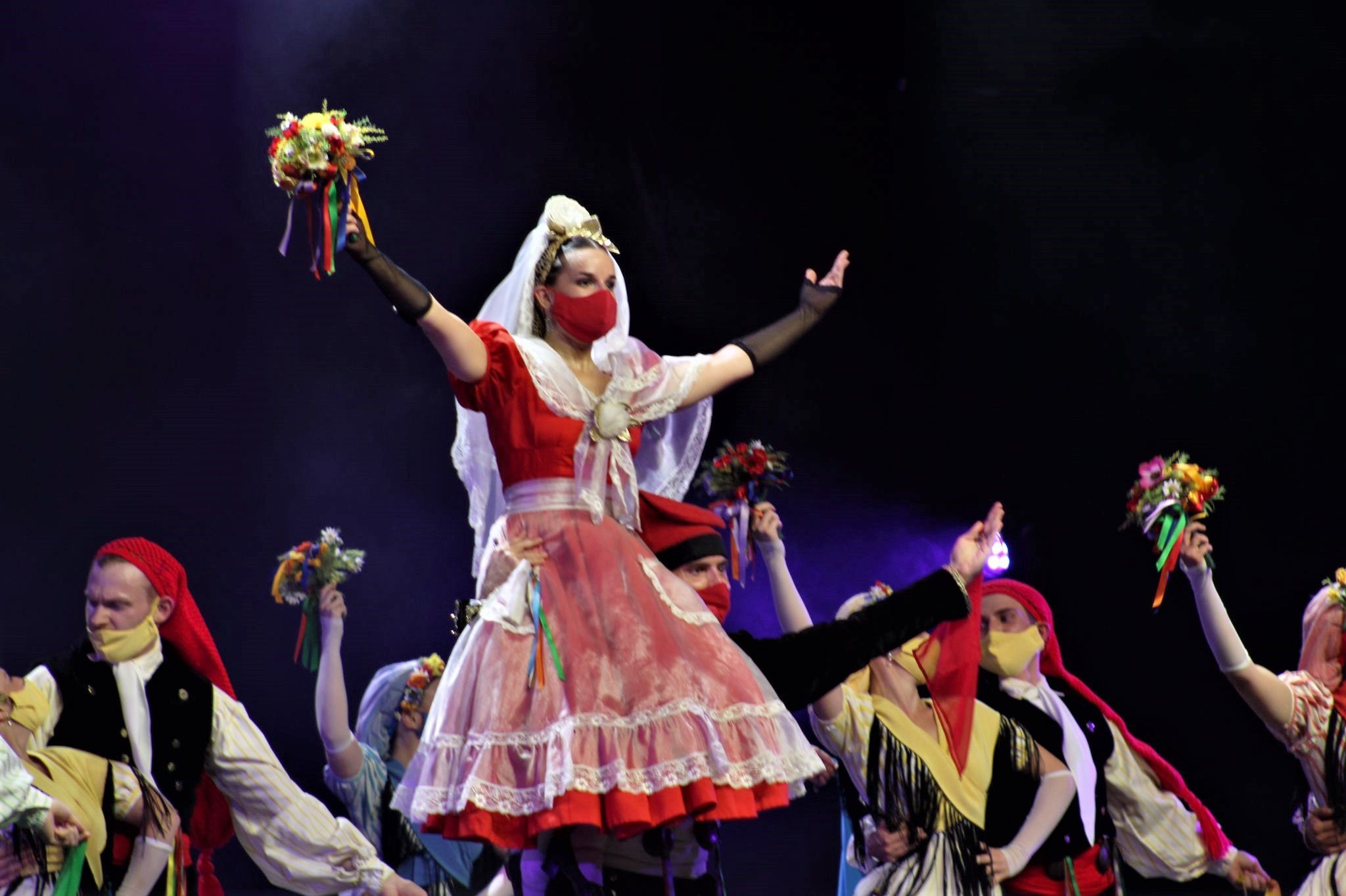 L'Esbart Dansaire de Rubí ha estat l'encarregat de tancar la nit del dilluns de Festa Major . FOTO: Andrea Martínez