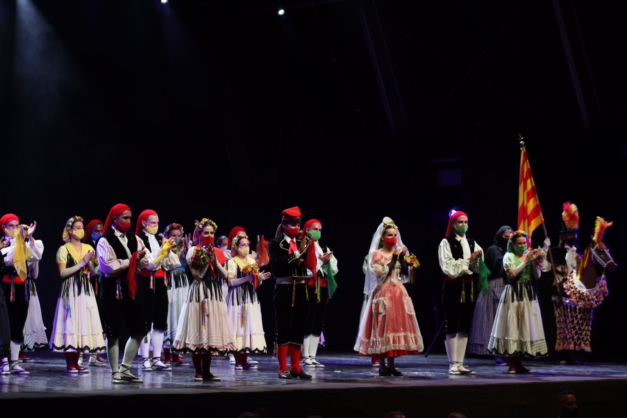 L'Esbart Dansaire de Rubí ha estat l'encarregat de tancar la nit del dilluns de Festa Major . FOTO: Andrea Martínez