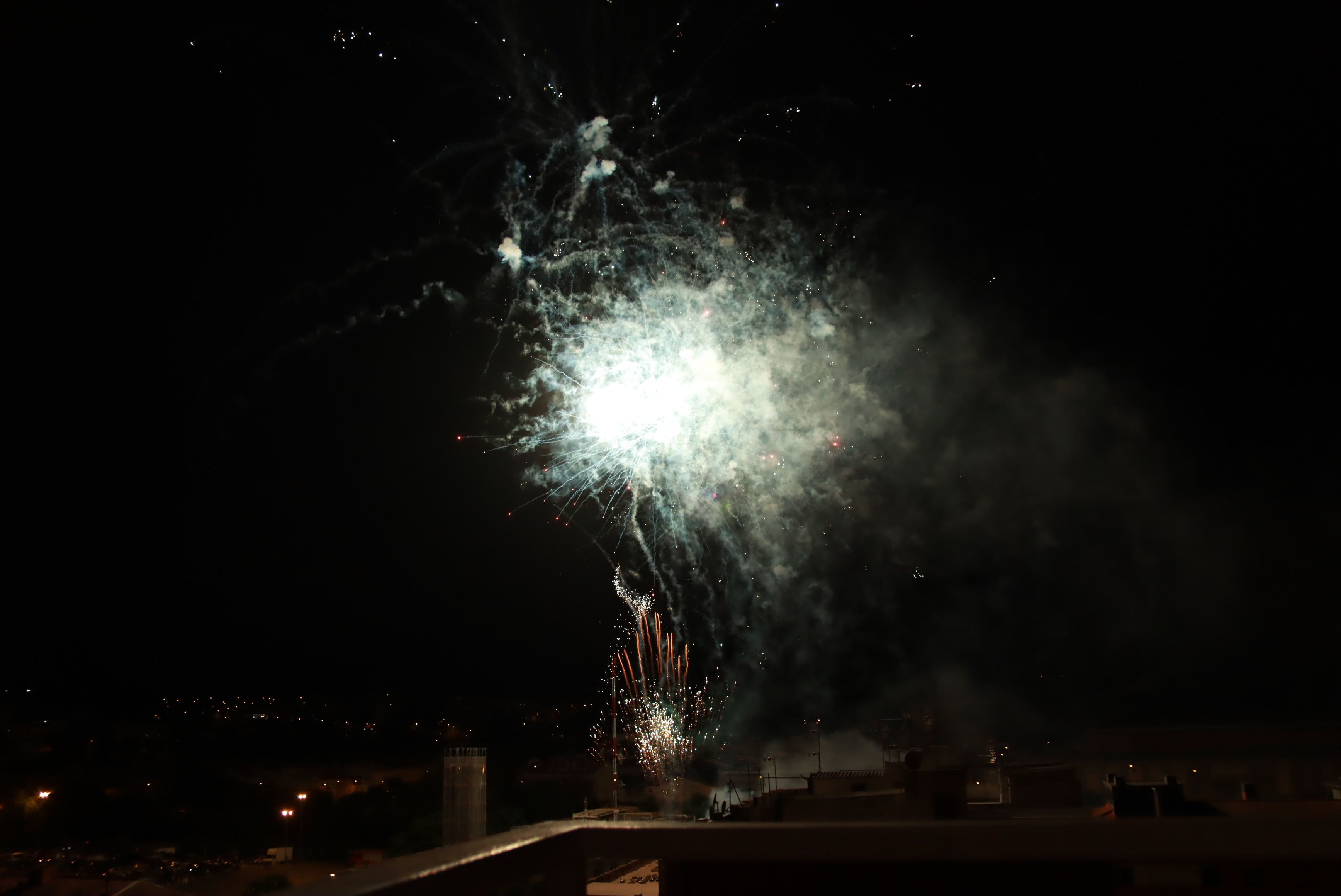 Focs artificials en el piromusical final de la Festa Major de Rubí 2021. FOTO: Josep Llamas