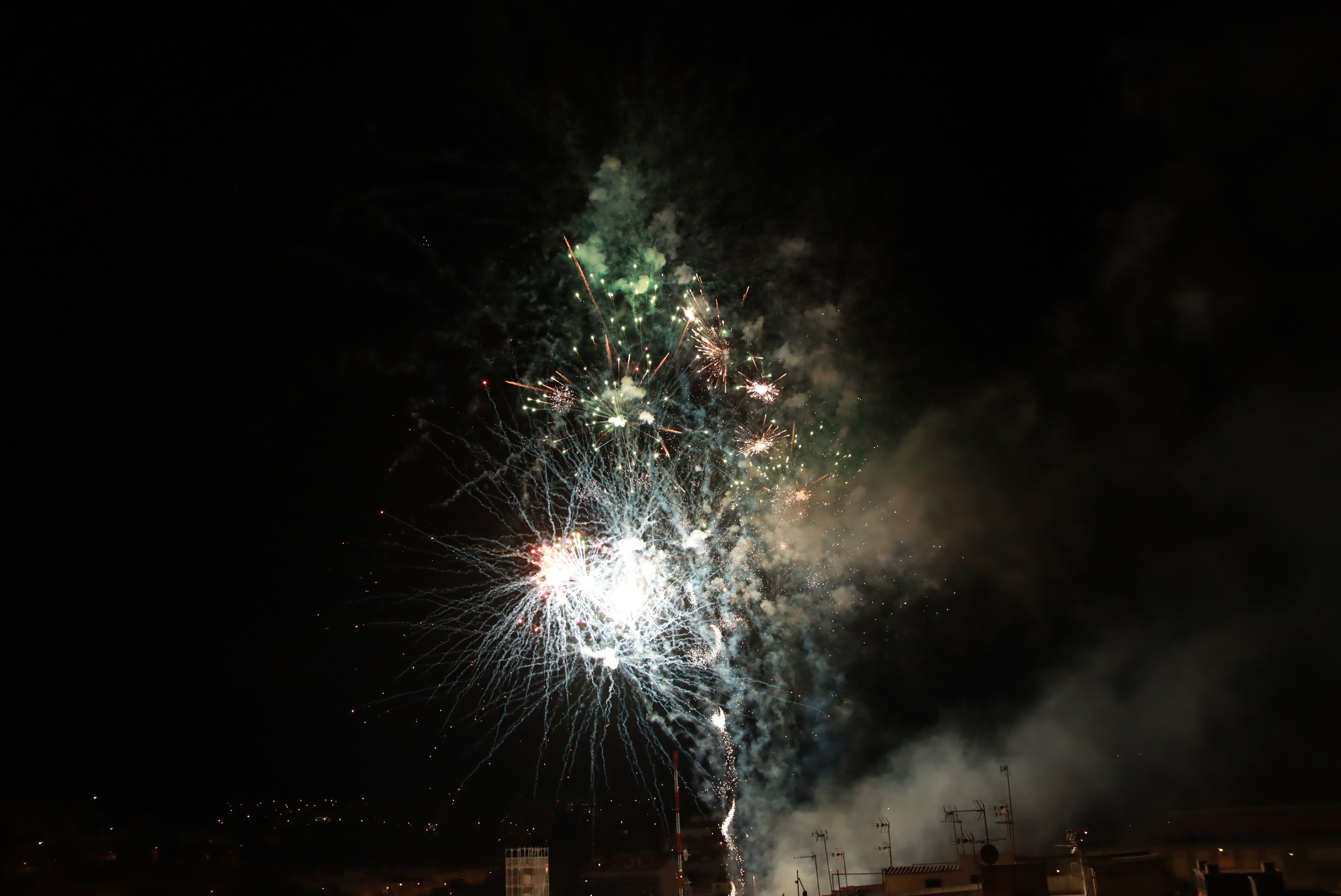 Focs artificials en el piromusical final de la Festa Major de Rubí 2021. FOTO: Josep Llamas