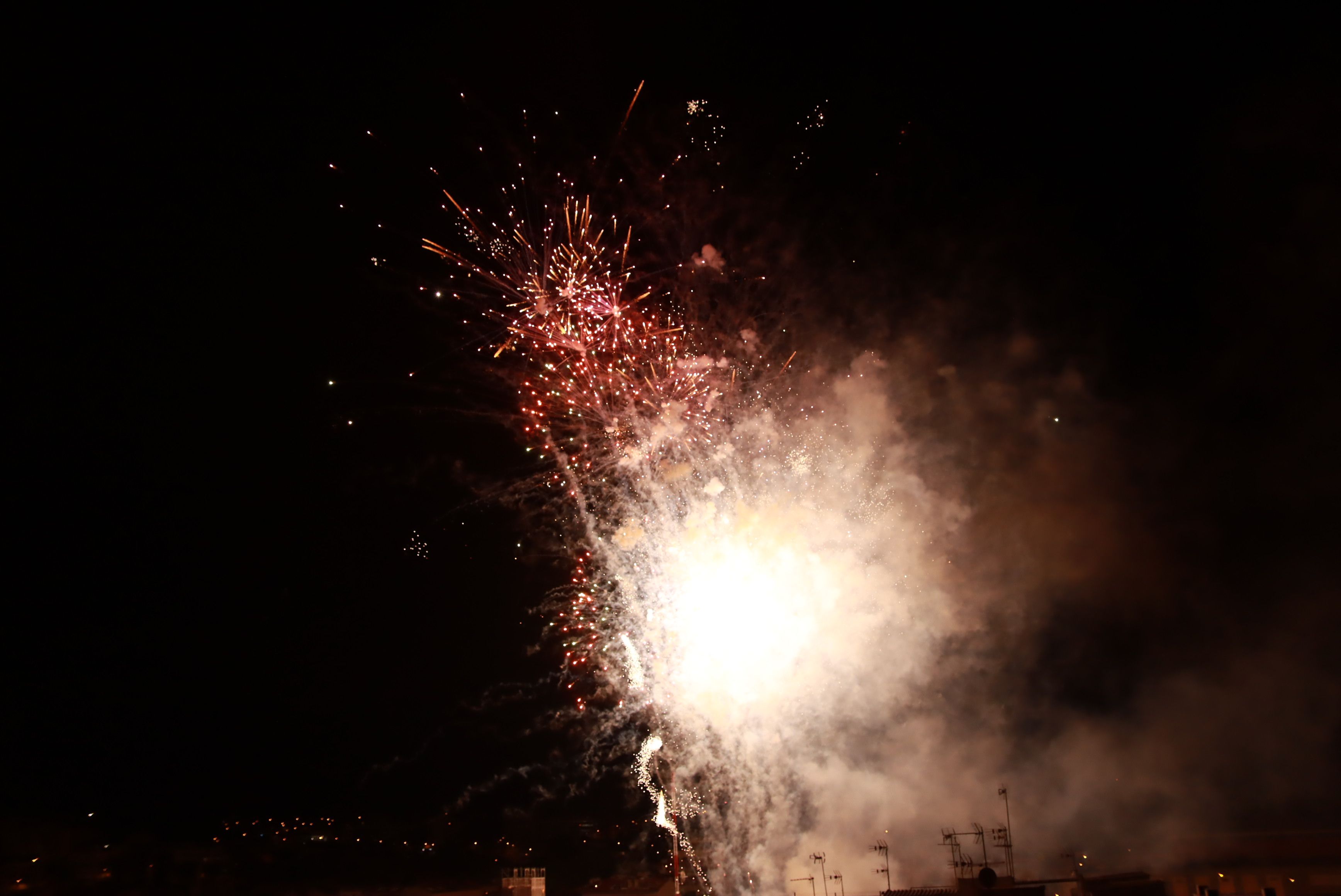 Focs artificials en el piromusical final de la Festa Major de Rubí 2021. FOTO: Josep Llamas