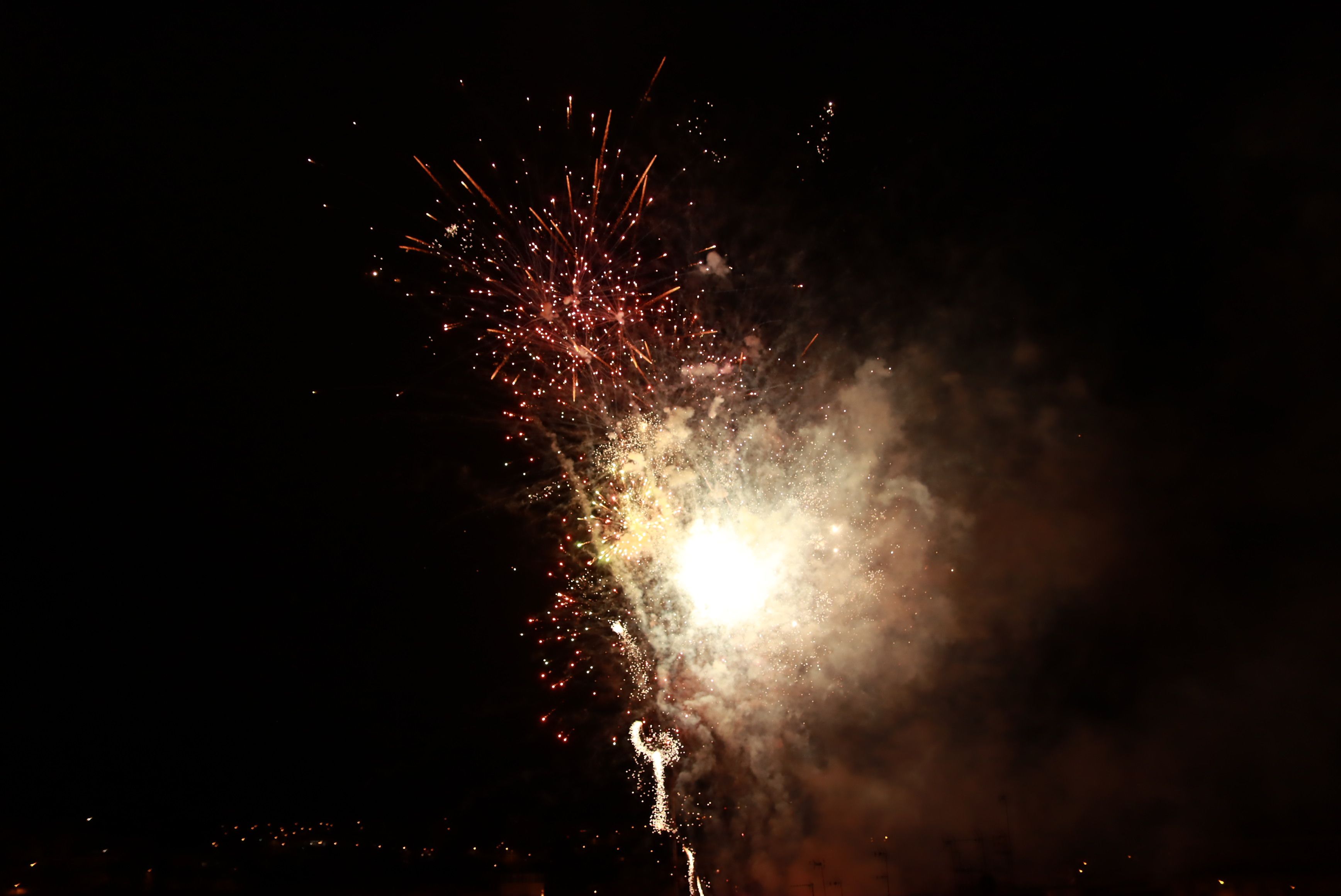 Focs artificials en el piromusical final de la Festa Major de Rubí 2021. FOTO: Josep Llamas