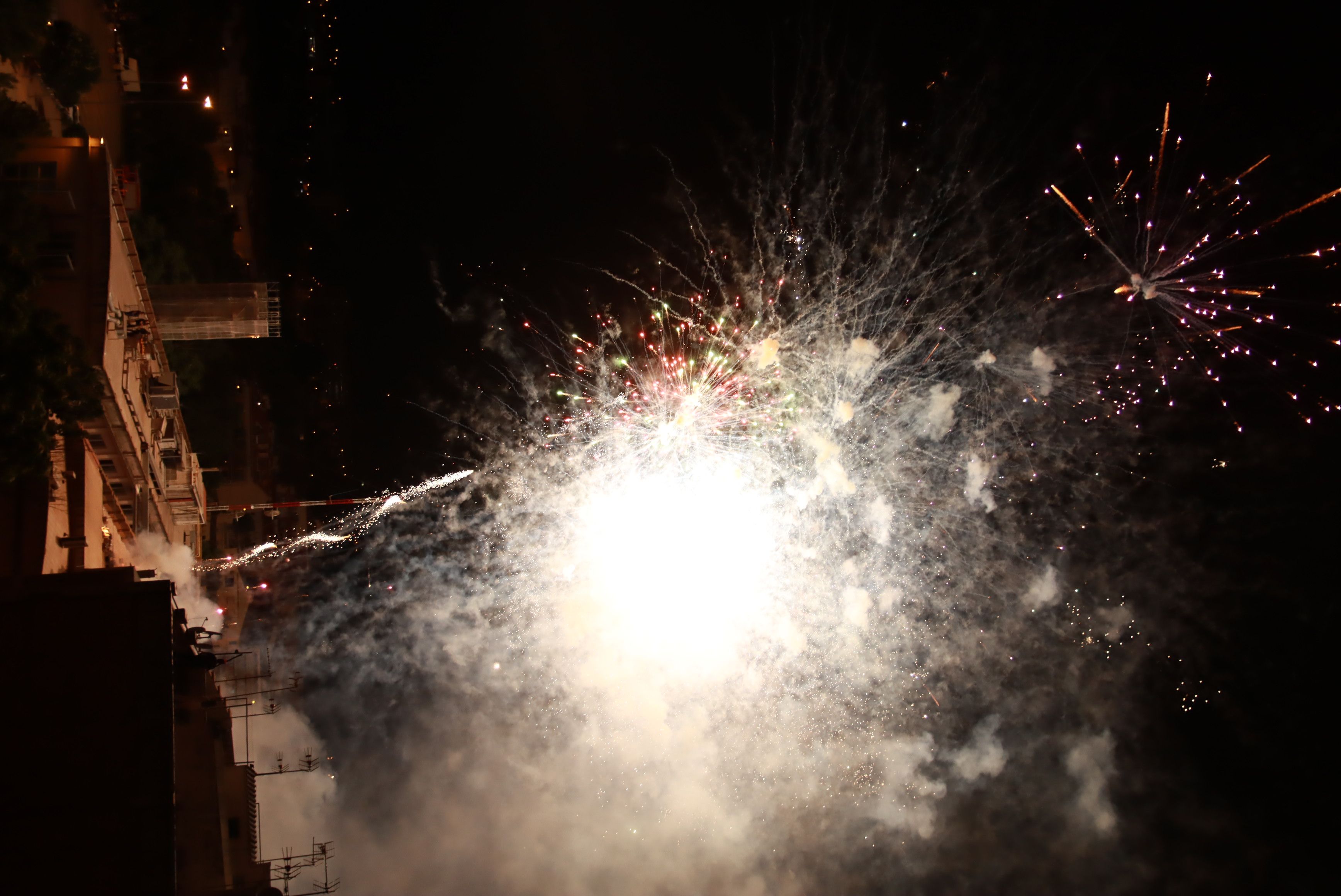 Focs artificials en el piromusical final de la Festa Major de Rubí 2021. FOTO: Josep Llamas