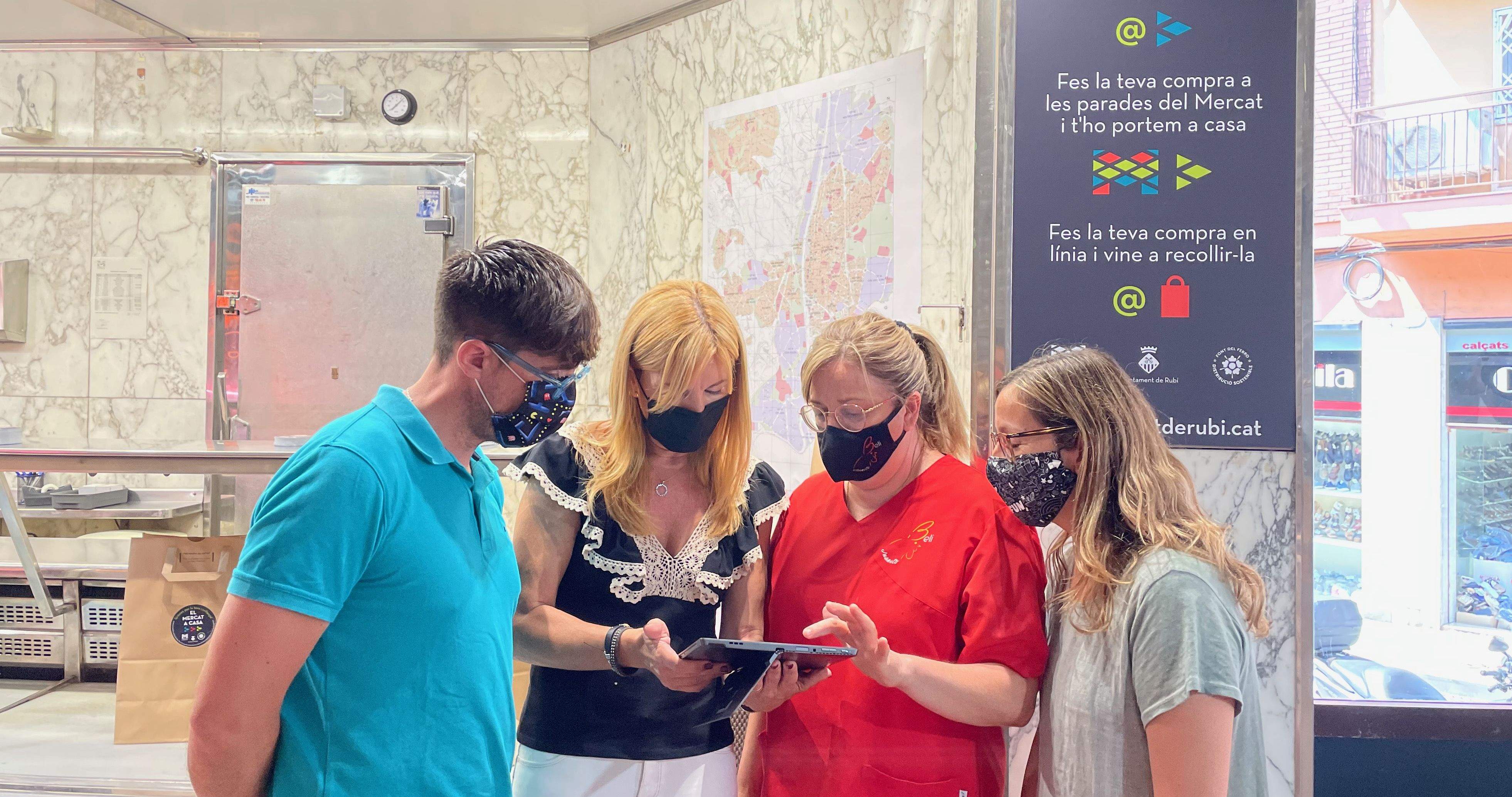 Els regidors de Comerç, Serveis Socials i l'alcaldessa de Rubí amb la Beli Romero, presidenta de l'Associació Adjudicataris del Mercat Municipal de Rubí. FOTO: NHS