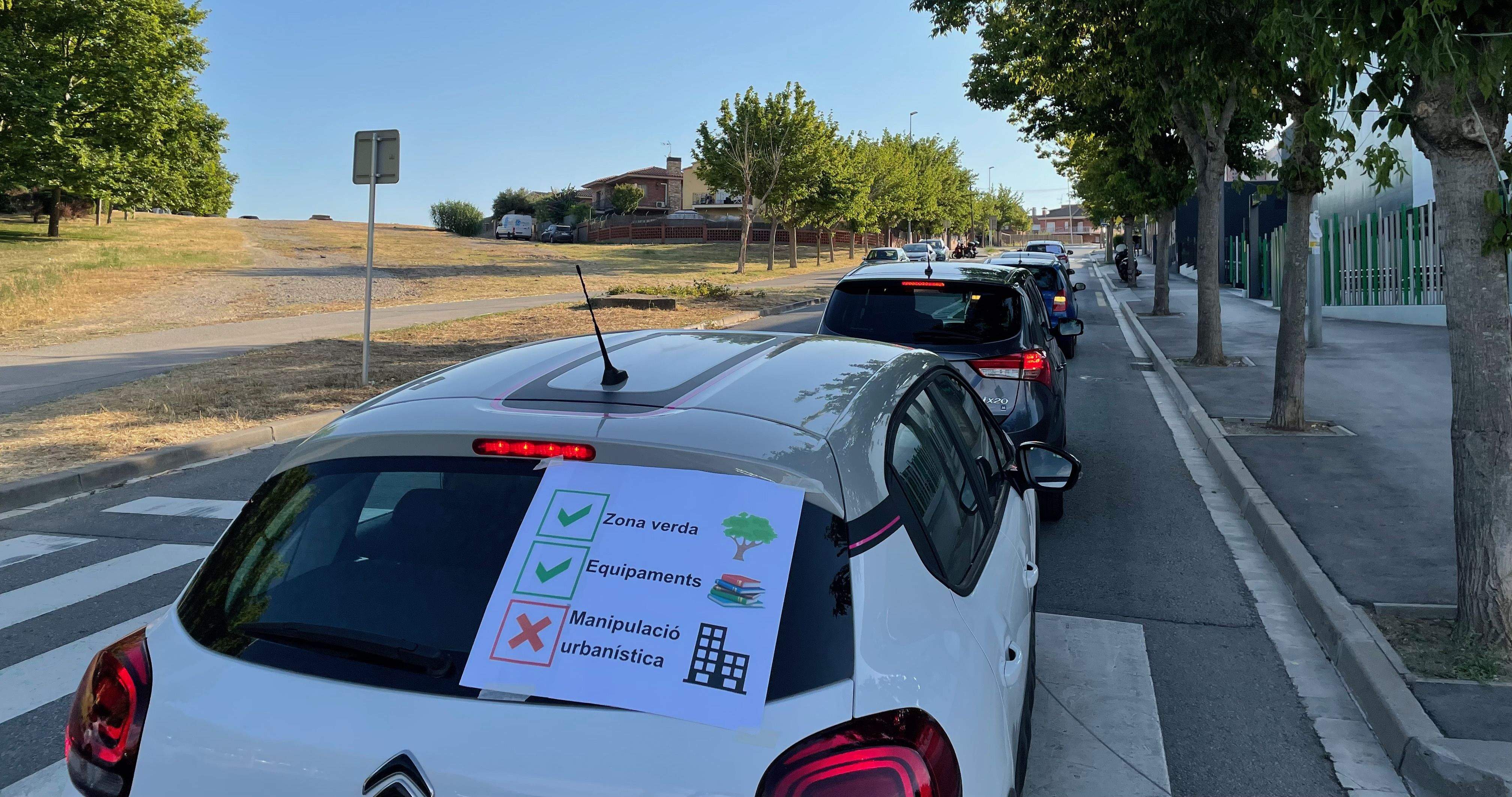 Marxa lenta dels veïns de Sant Jordi Parc per protestar per la ubicació dels habitatges dotacionals. FOTO: NHS  Marxa lenta dels veïns de Sant Jordi Parc per protestar per la ubicació dels habitatges dotacionals. FOTO: NHS