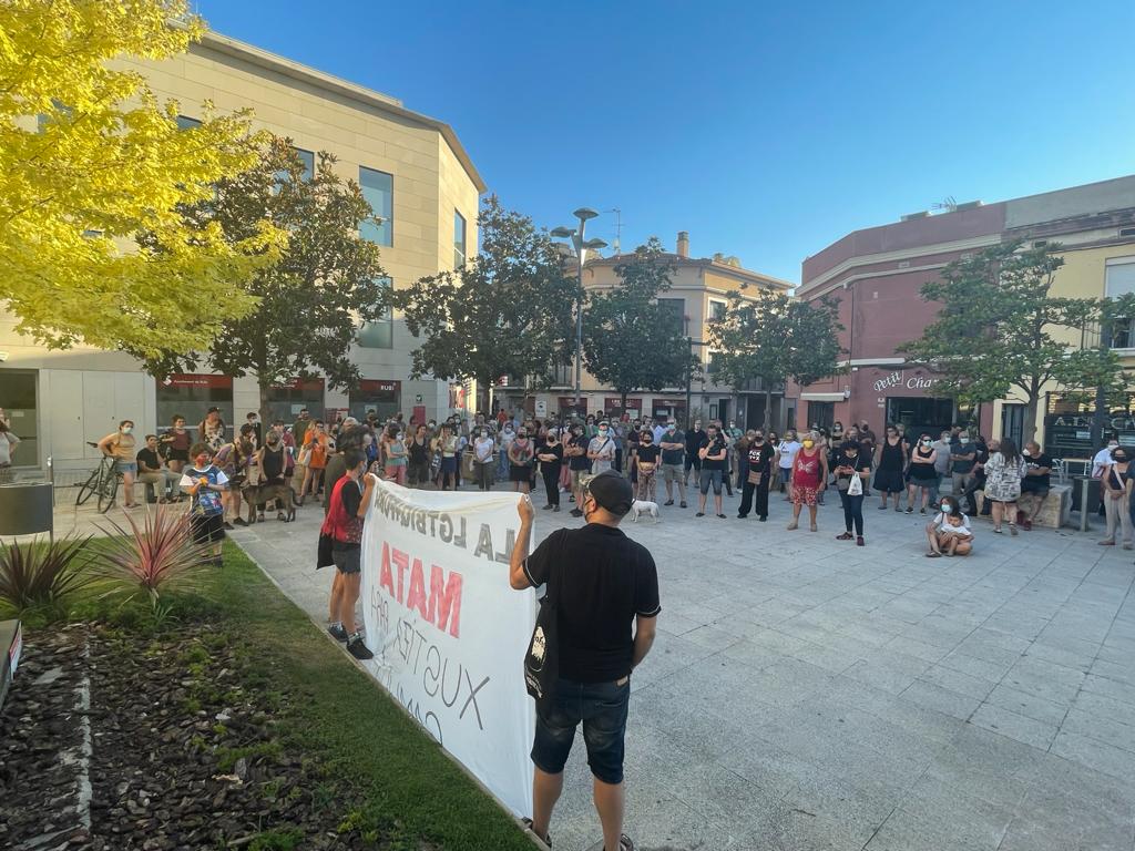 Més d'un centenar de persones es concentren a Rubí per condemnar l'assassinat de Samuel. FOTO: AMM